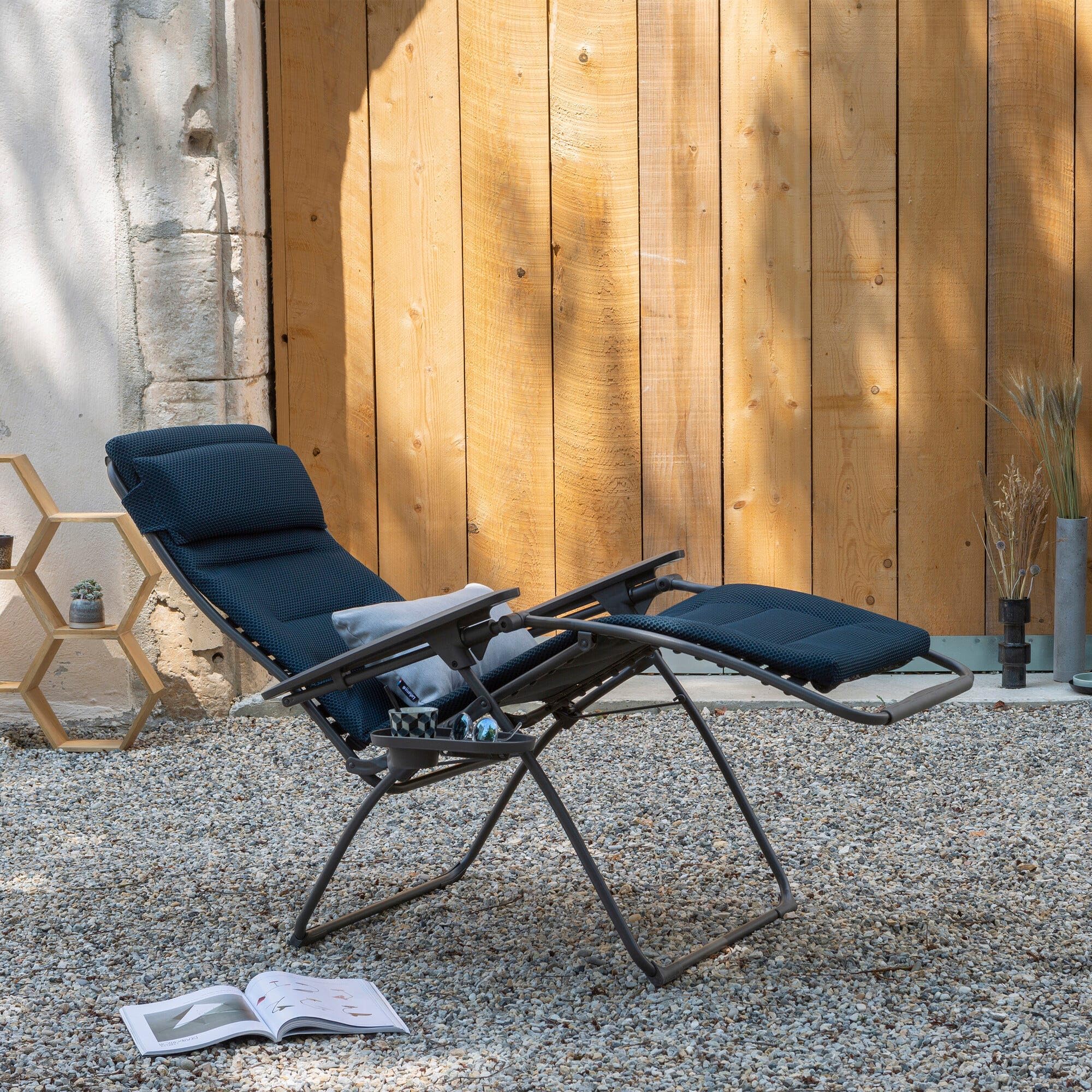 Lafuma MOBILIER - Fauteuil Relax Transat Jardin - Chaise Longue - Matelassé Zéro Gravité - Futura - Becomfort® - Bleu Encre - Fabriqué en France - LFM3130_8900 - Garantie 5 Ans - L.88xl.71xH.115cm