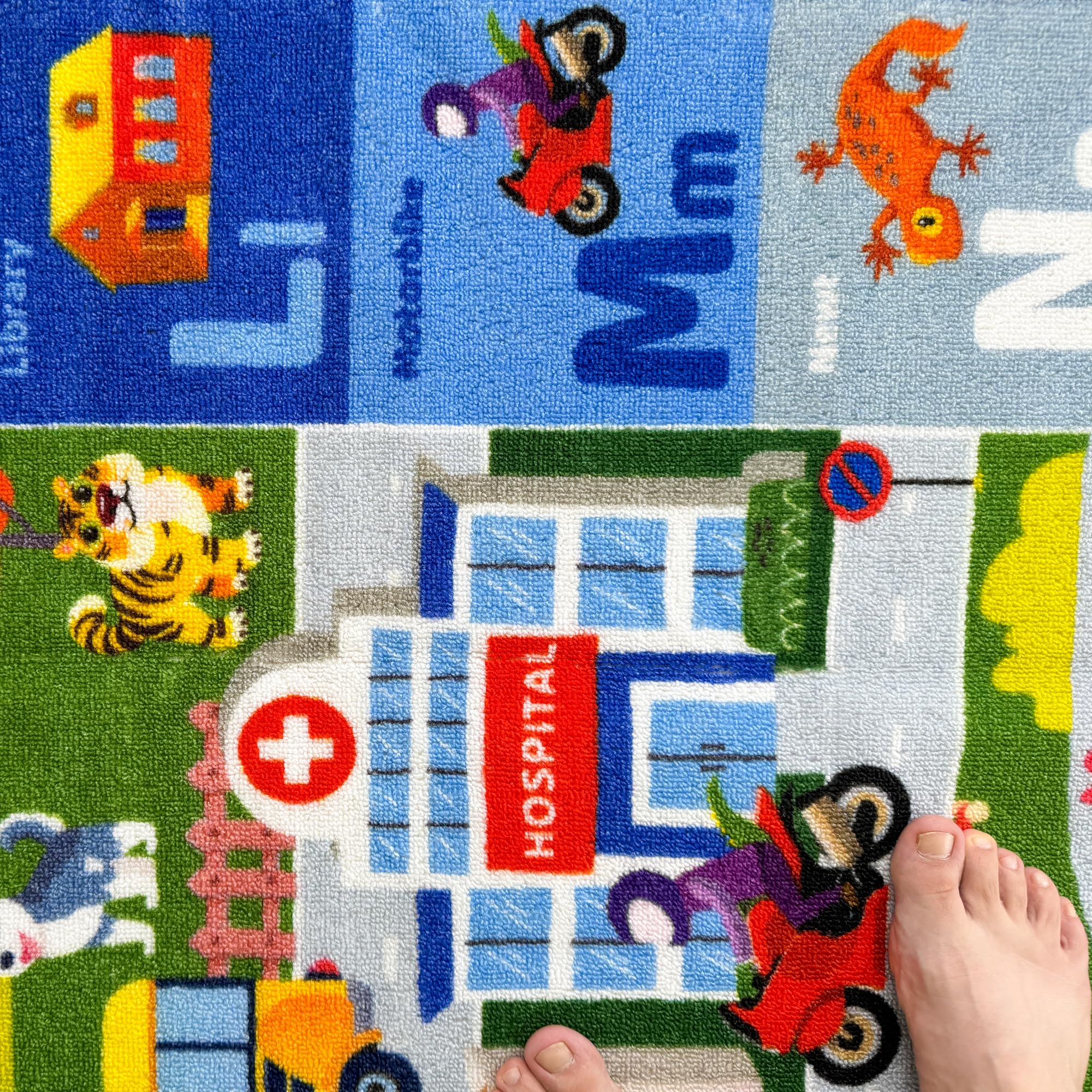QUOKKA Tapis de salle de classe pour enfants – 198 x 140 cm – Tapis ABC pour salle de jeux – Tapis d'apprentissage de l'alphabet pour chambre à coucher – Tapis de ville pour garçons et filles – Tapis