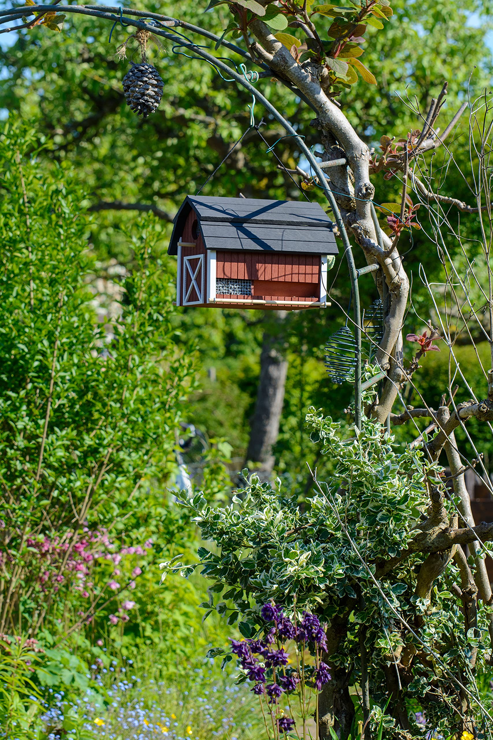 dobar® Green Label 98760FSCe Vogelfutterhaus Katthult hängend - Vogelhaus Massivholz - Futterstation Wildvögel - Vogelvilla zum Aufhängen - Futterspender Scheunen-Design - 31,5 x 22 x 24 cm - Rot