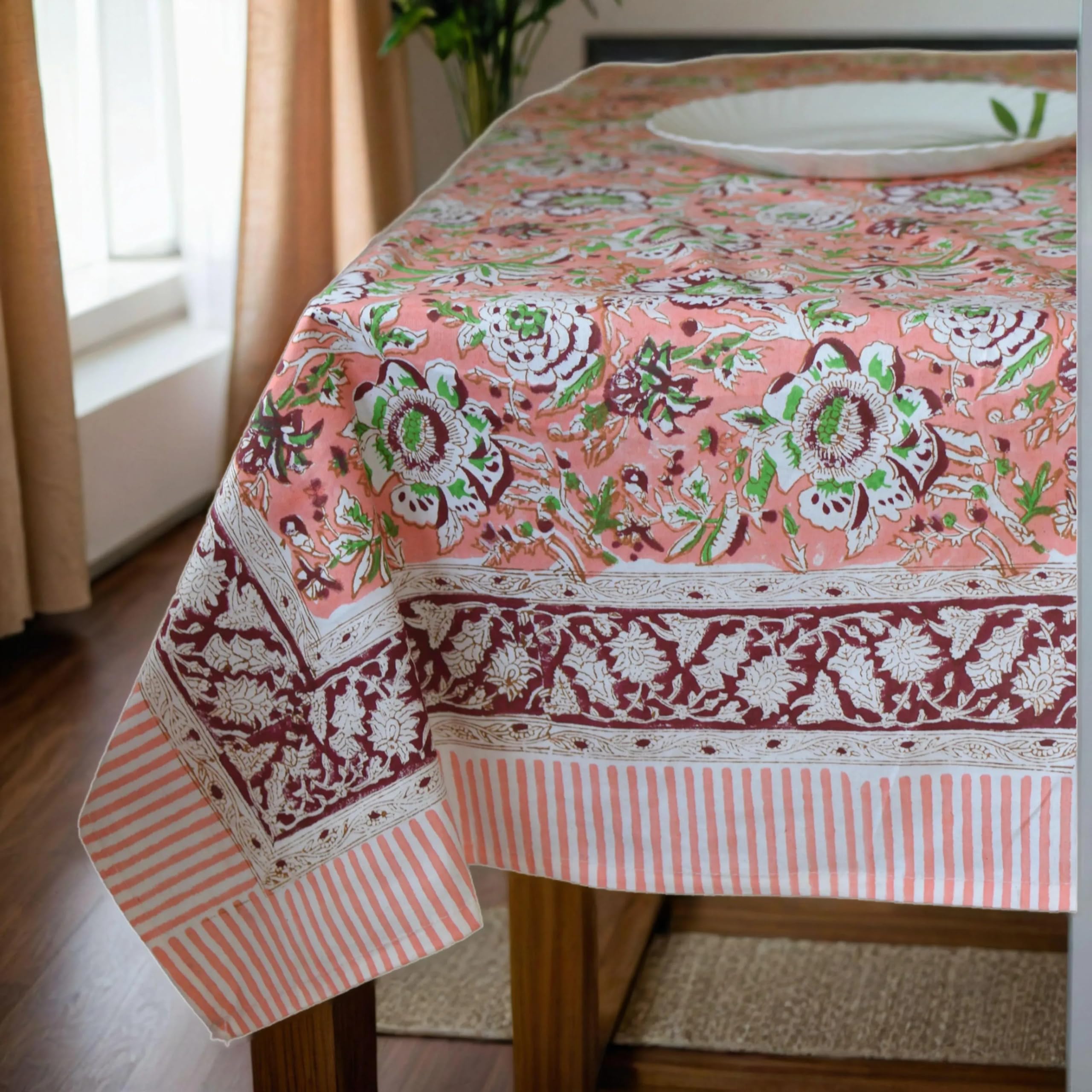 Nappe 6 places à fleurs indiennes rose pour vos déjeuners de printemps