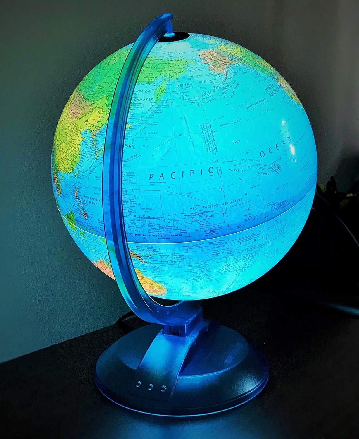 Lisbon Illuminated 10" Diameter Globe, USA Cartography with Sturdy Plastic Base and Blue Ocean Globe Ball. Premium Blue Ocean Desktop World Globe, Perfect for Home & Office Décor, Over 2,000 Place Names, Energy-Saving LED, Scratch Resistent Base.