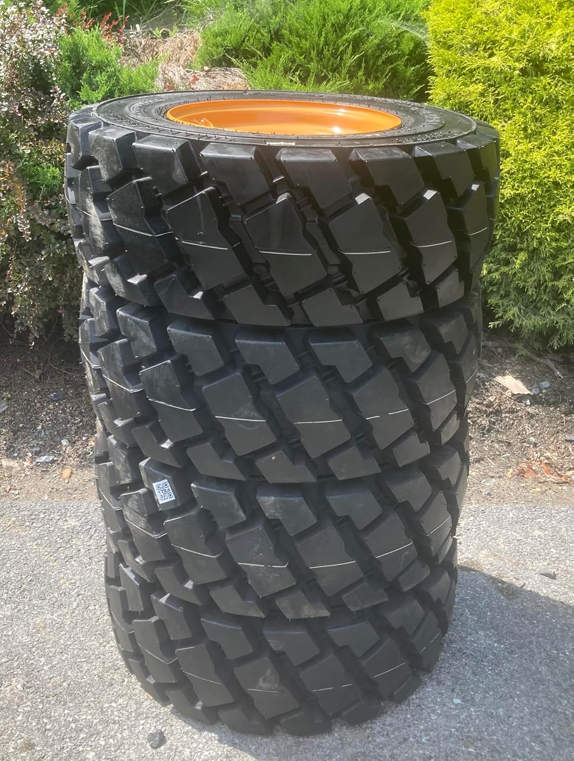 (1) Heavy Duty 12-16.5 Forerunner SKS-7 Skid Steer Tire on Wheel/Rim (8 lug) for Case & more (3.88" Back Spacing) -14PLY-12X16.5 -Heavy duty non-directional tread pattern
