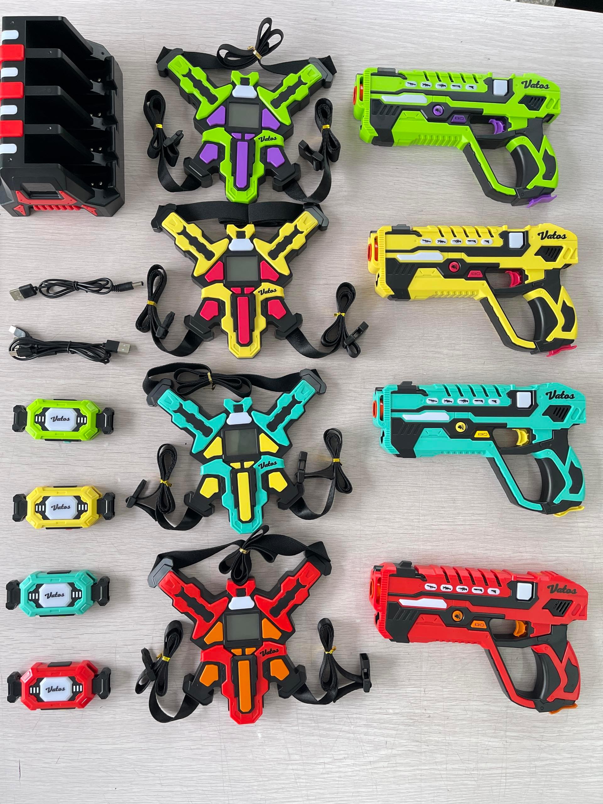 VATOS Wiederaufladbares Laser Tag Set für 4 Spieler – 360°-Kampf, Echtzeit-Datensynchronisation über 2,4 GHz, nachttauglich und 5 Waffenmodi – 4 Pistolen, 4 Westen, 4 Rückenempfänger für Kinder