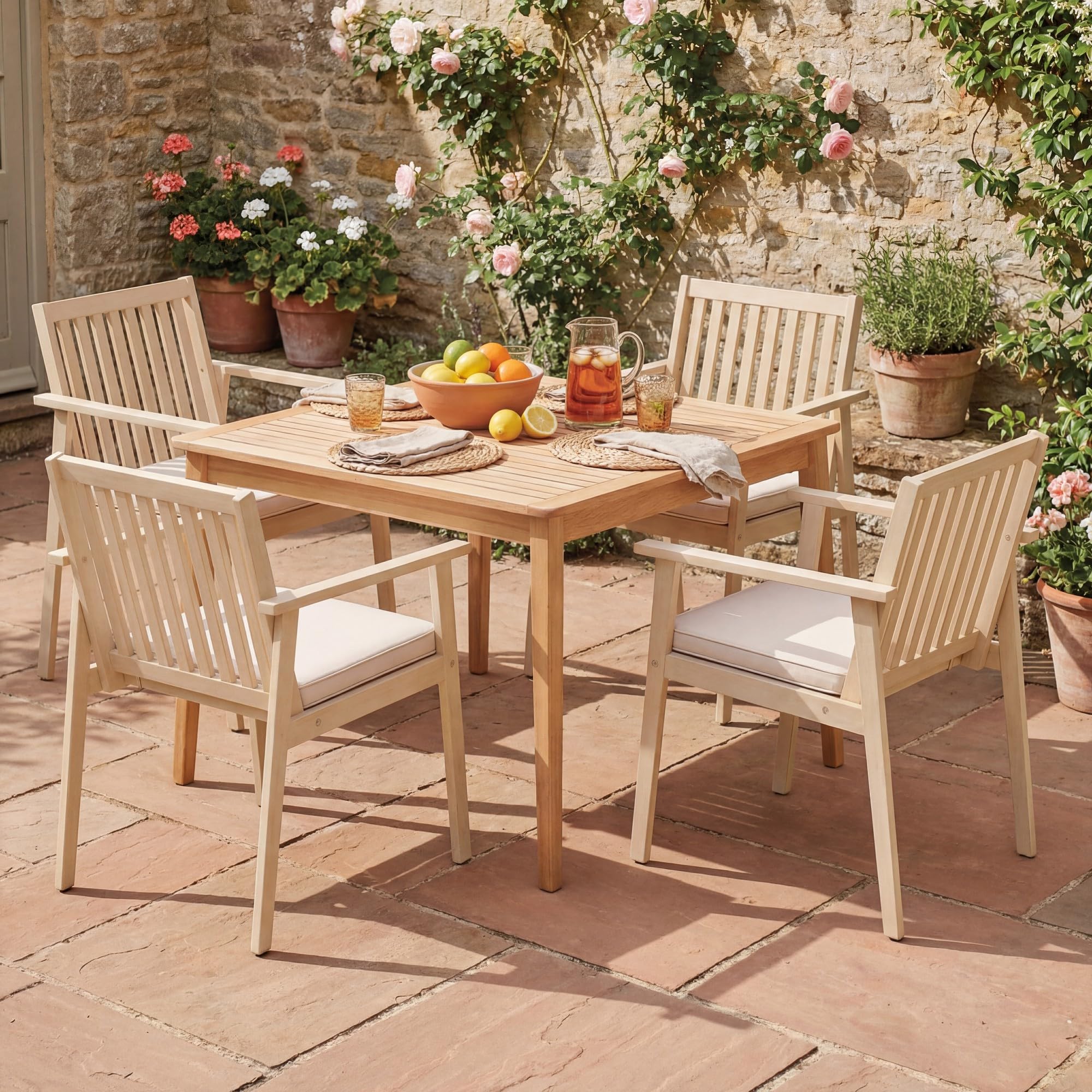 GIANTEX Juego de 2 sillas de comedor de madera de acacia con cojín acolchado, reposabrazos y patas ajustables, silla de cocina de hasta 180 kg, para patio, terraza, 64 x 59 x 86 cm (beige)