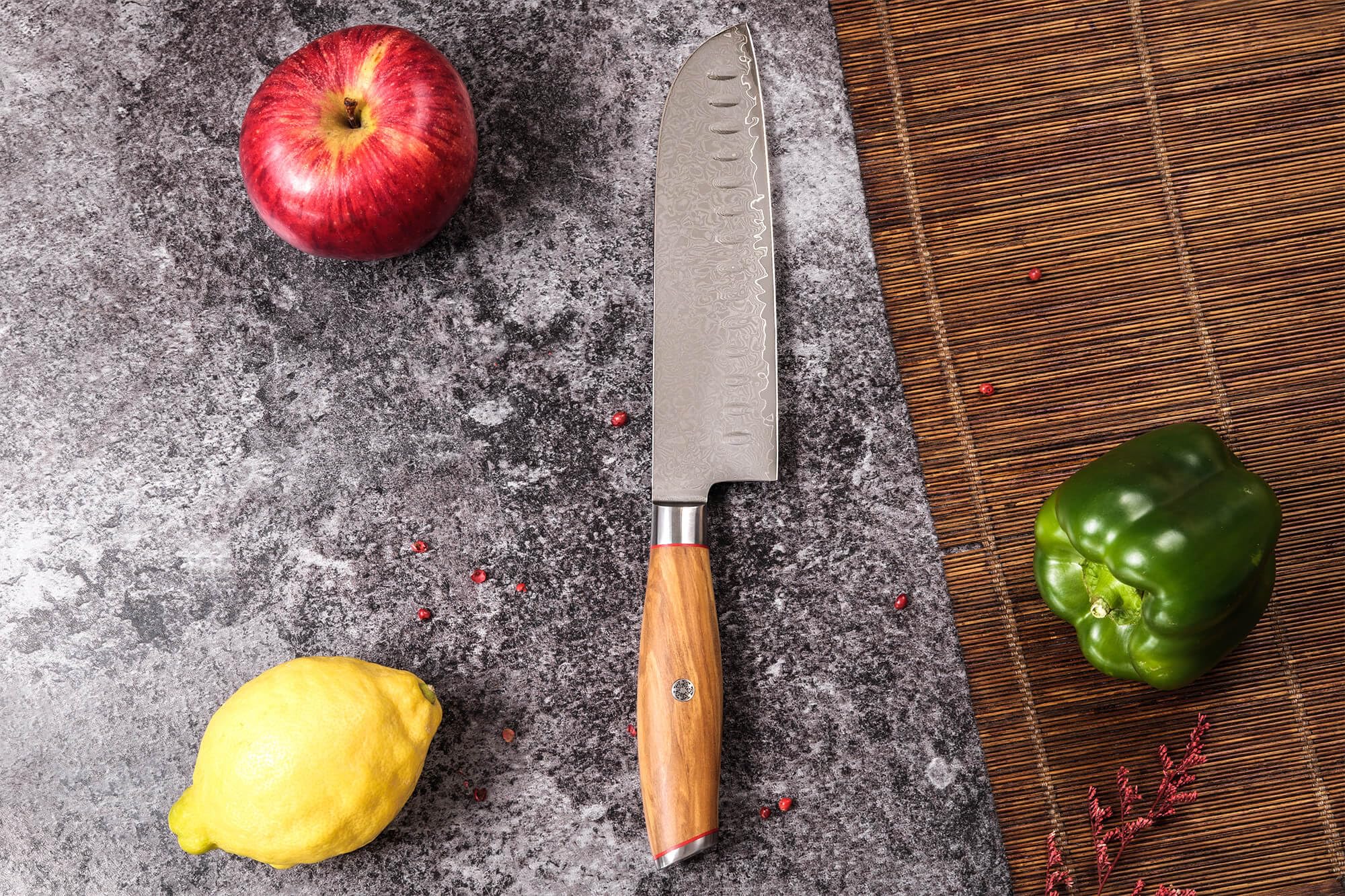 Wusaki Fujiko - Couteau Santoku 18cm design japonais lame damas 10CR manche bois d'olivier - Vendu dans un coffret