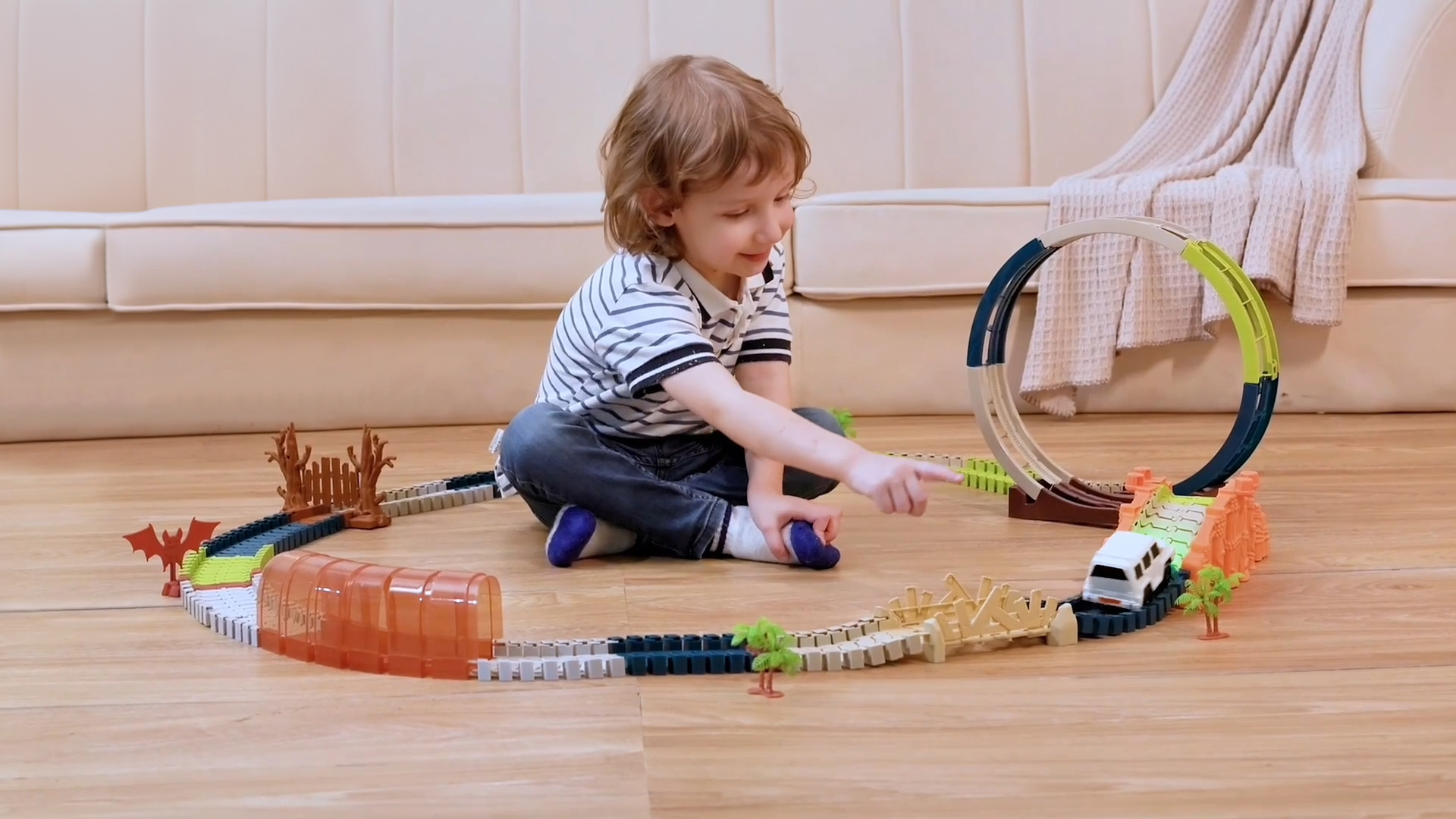 TUMAMA Circuit De Voiture Enfant 202 Pièces – Piste Flexible Avec Maison Magique, Pont, Tunnel, 2 Voitures à Piles – Idéal Pour 2-6 Ans