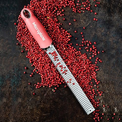 Vista 45 de Microplane Premium Classic Series Rallador 18/8 de acero inoxidable, para limón queso, verduras, cítricos, queso parmesano, ajo, jengibre, nuez Negro