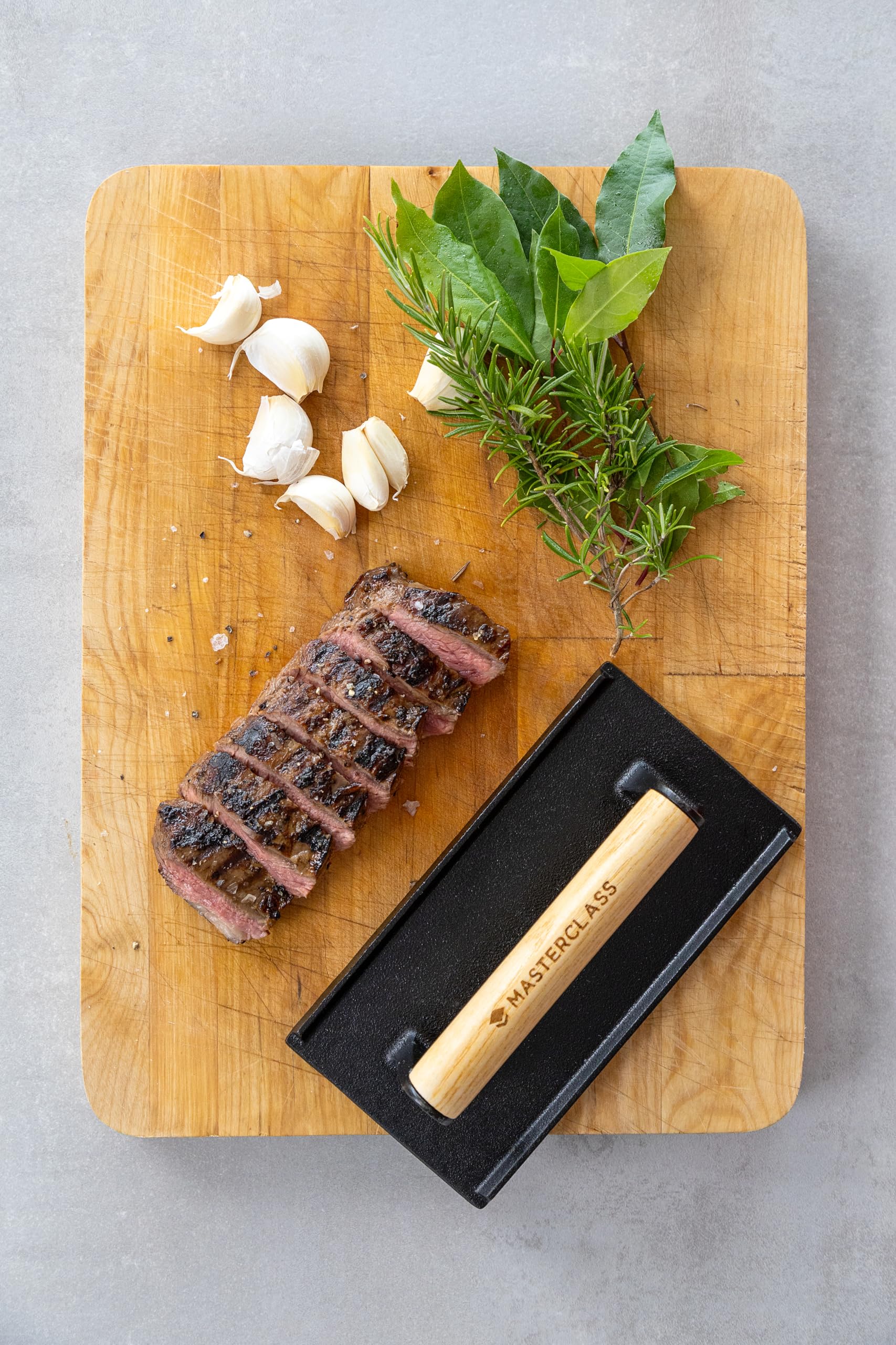 MasterClass Żeliwna prasa do grillowania, wytrzymały ciężarek do steków z drewnianą rączką, prasa do burgerów, akcesorium do patelni grillowej i grilla, 21 cm