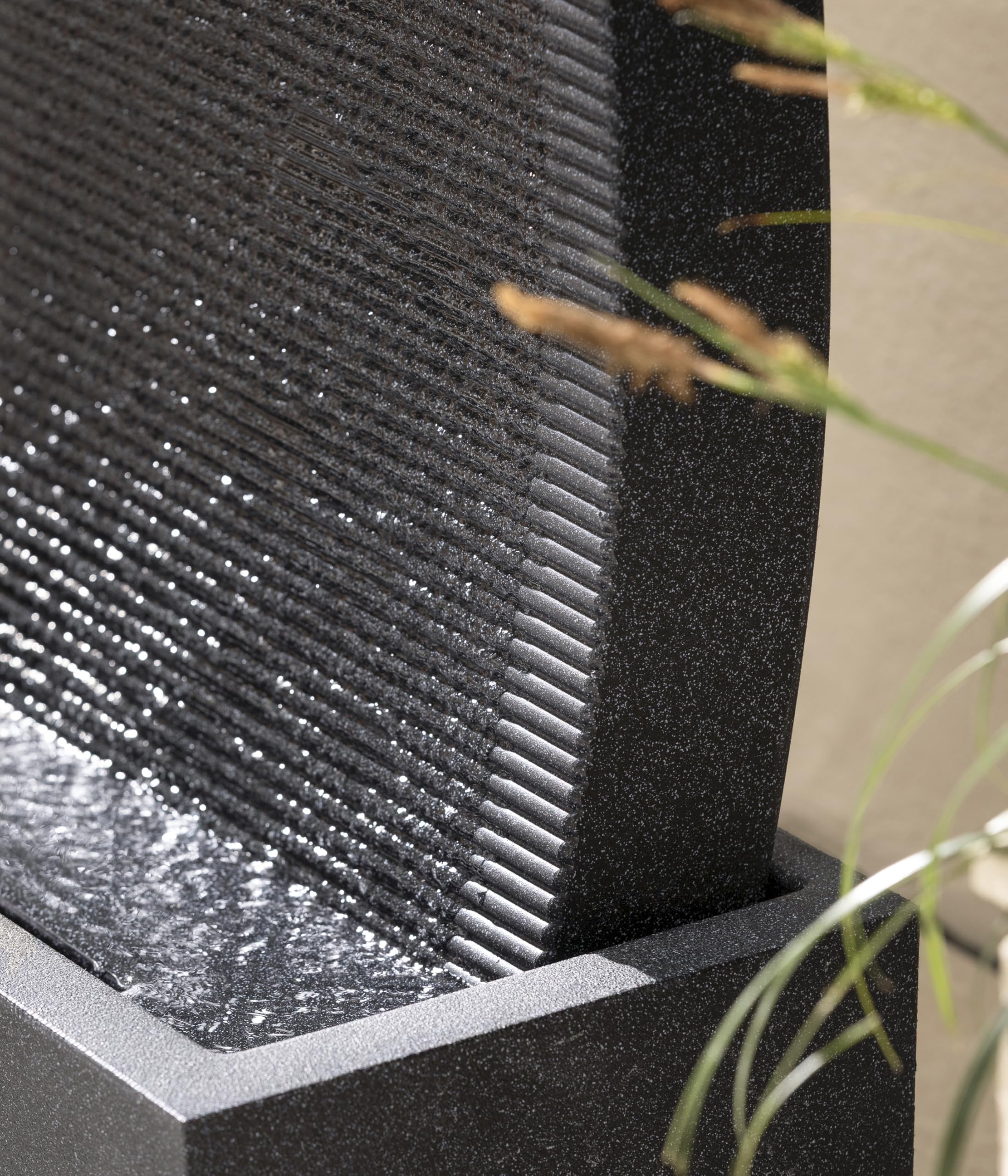 Dehner Gartenbrunnen Altero, schwarz, 49 x 107 x 26.5 cm | mit LED Beleuchtung, frostbeständig, solarfähiger Brunnen für Außen, Polyethylen