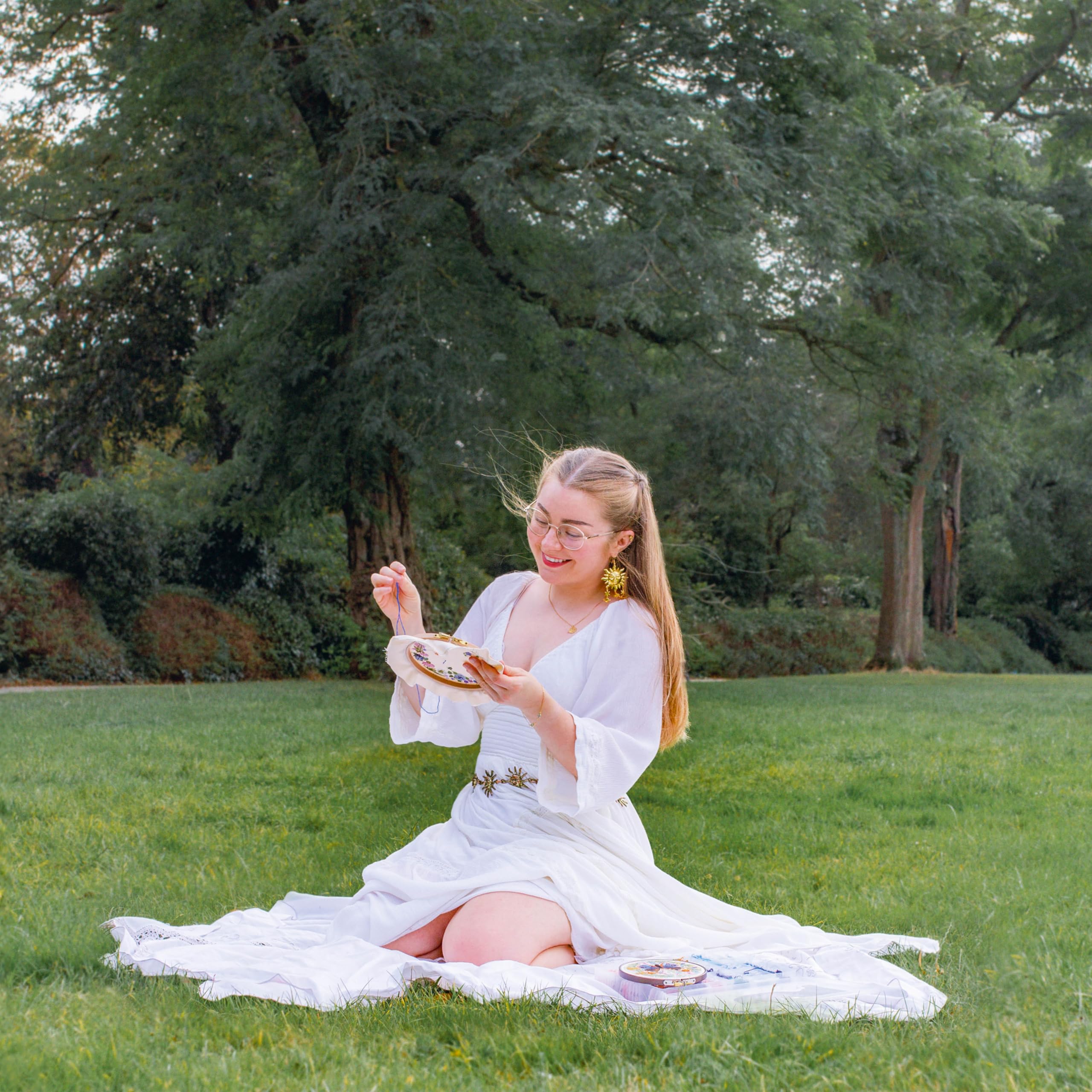 Paint with Thread: In the Garden: A step-by-step guide to embroidery - Image 9