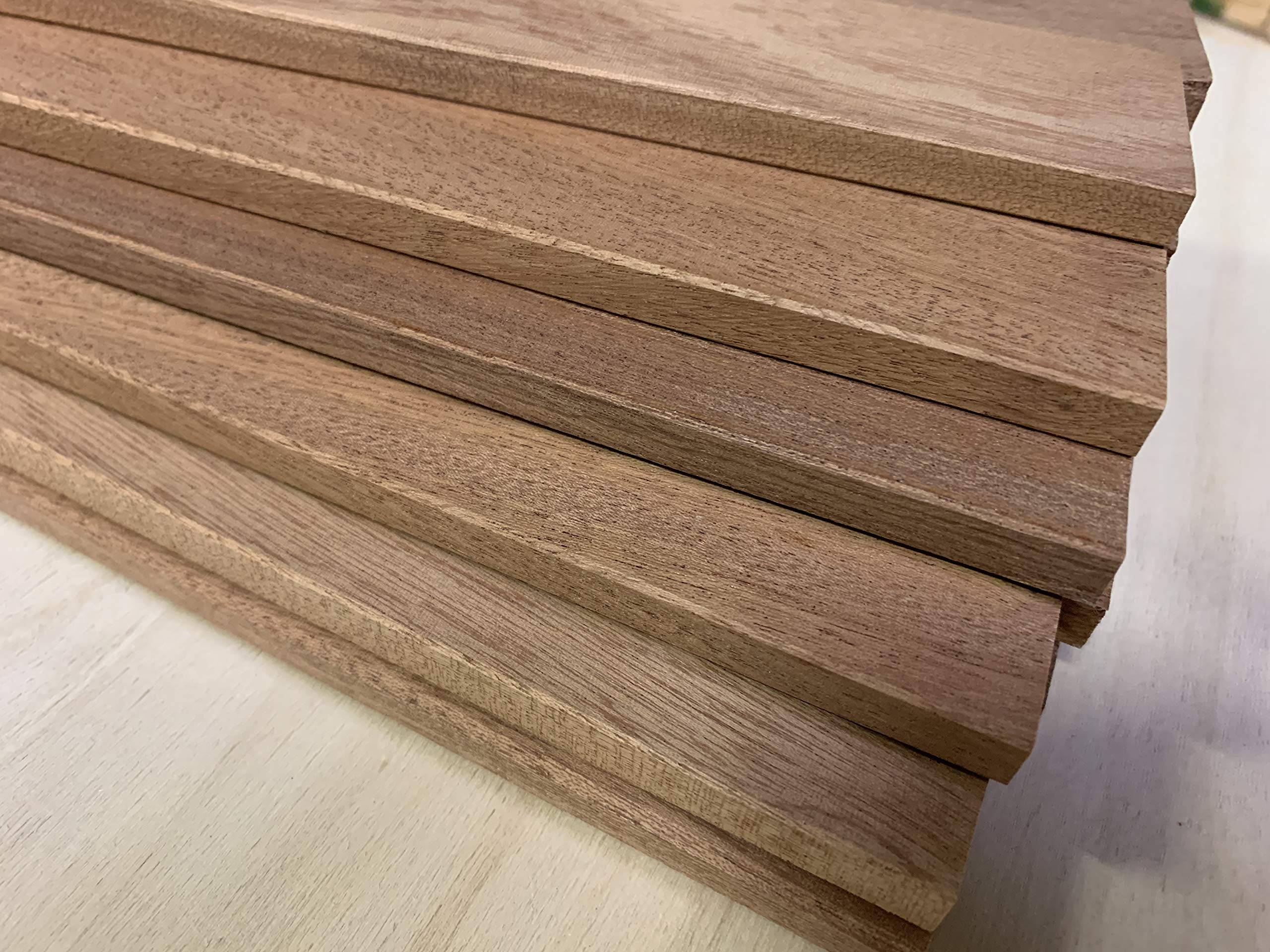 Listello in legno di mogano grezzo piallato 4 lati lunghezza cm. 80 confezione pz.5 totale mt. 4,00. Made in Italy. (Mogano mm.10x30x800 pz.5)