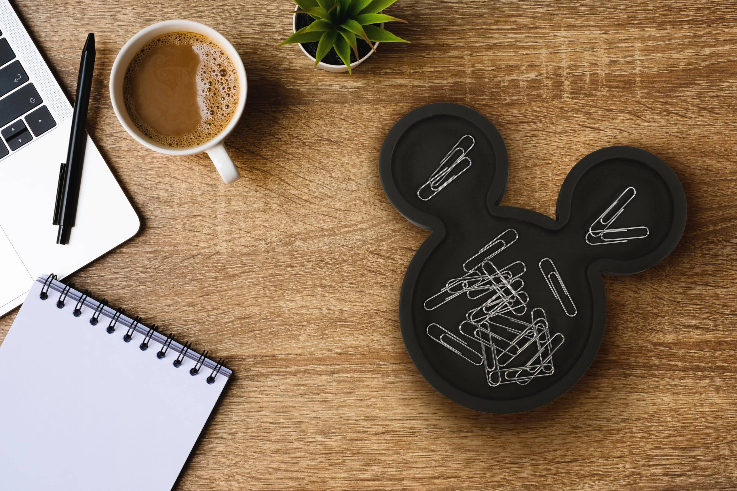 Jay Franco Disney Mickey Mouse Accesorios de baño – Juego de 2 piezas de decoración y almacenamiento de resina negra y roja, incluye soporte para cepillo de dientes y jabonera
