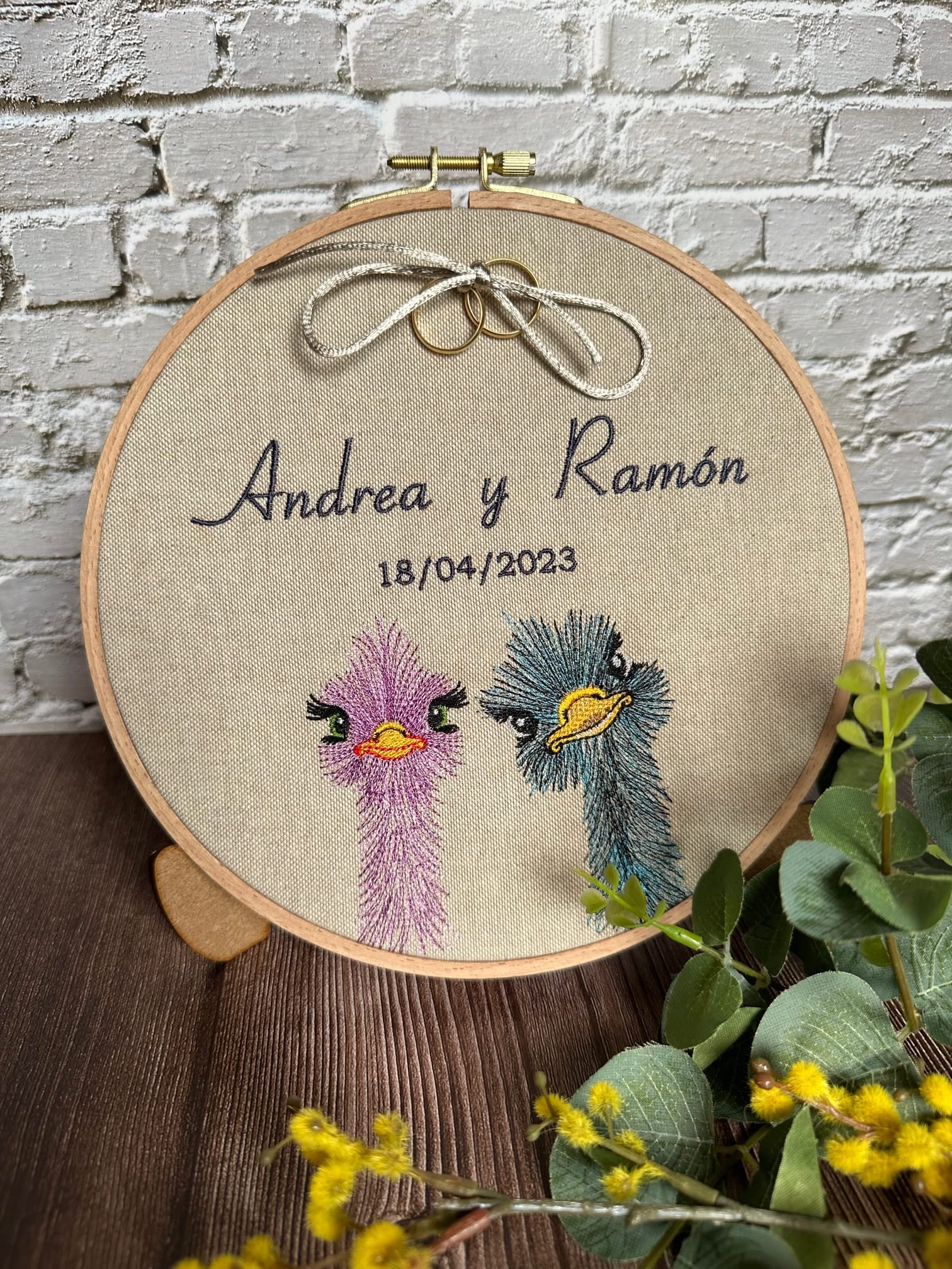 Bastidor porta alianzas de 22 cm., bordado personalizado con nombres y fecha. Con cordel para anudar los anillos. VPM Original. Fabricación española.