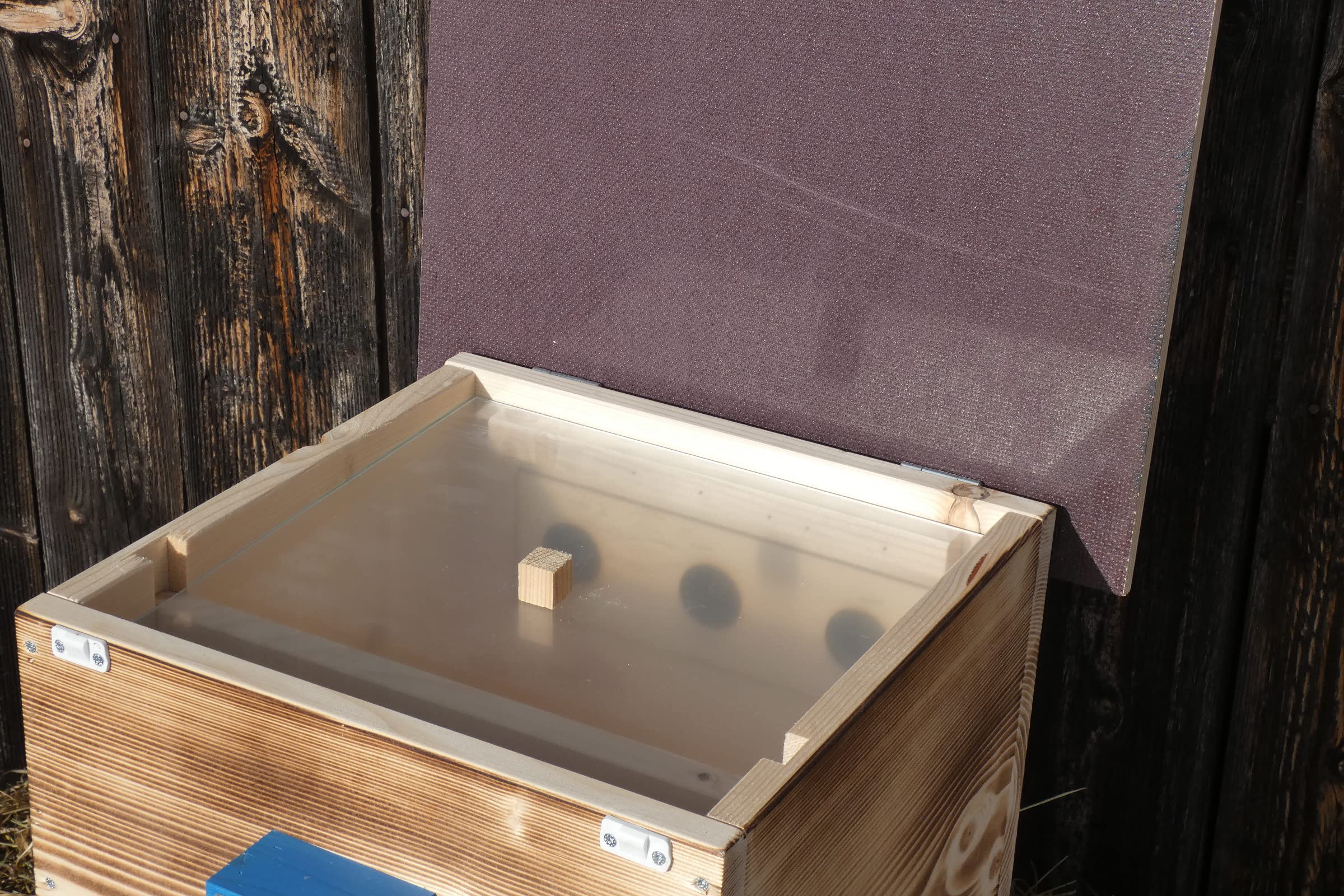 Premium Hummelkasten mit Wachsmottensperre, 2X Sichtfenster und Nistmaterial Wetterfest Bienenhaus Hummelhaus Nistkasten Hummelvilla Bienen Insektenhaus Hummelhotel (Hummelhotel edel Geflammt)
