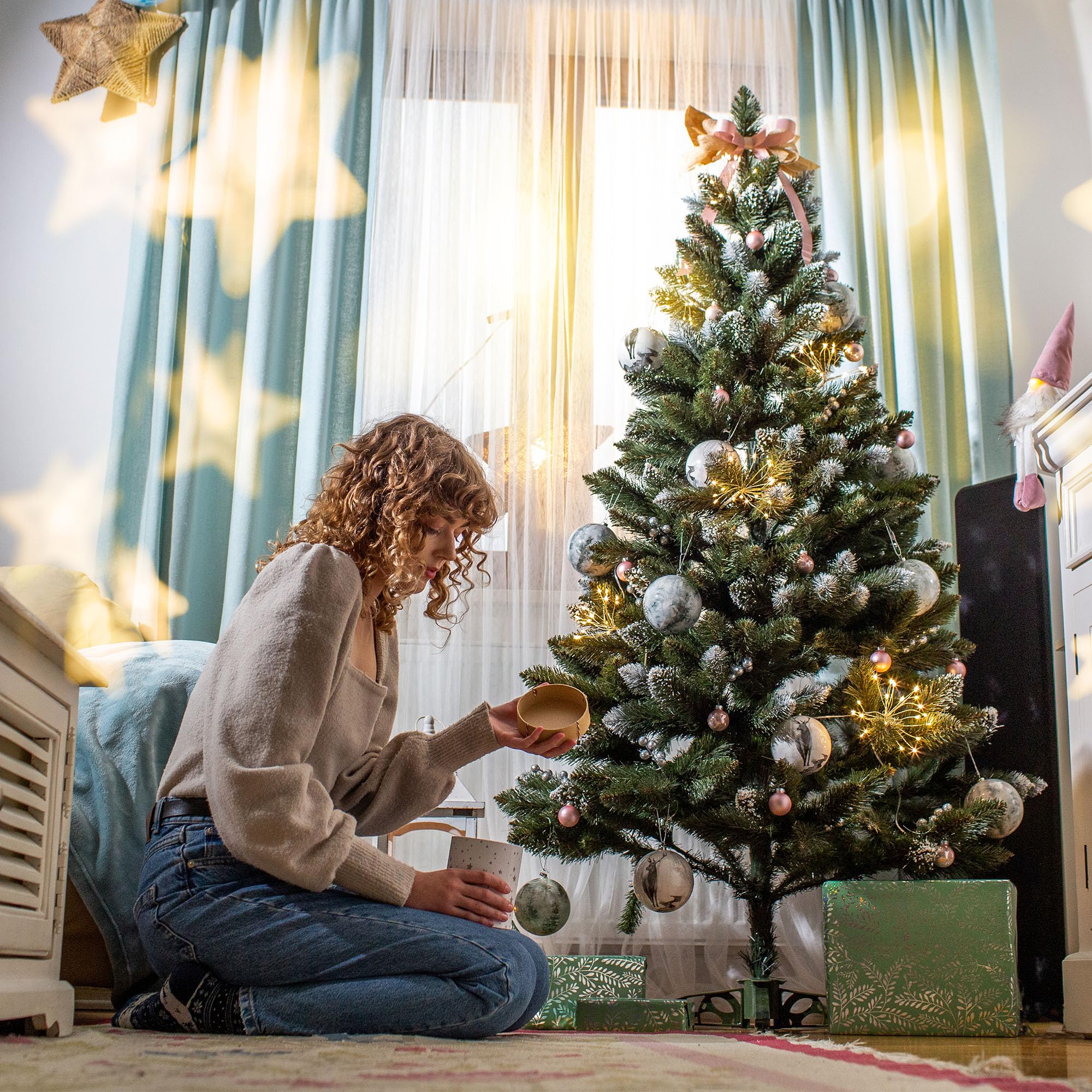 KADAX Sapin de Noël 220 en Film PVC, Pin de Diamant avec Billes argentées et Pneu de Givre, Sapin de Noël Artificiel avec 535 Branches, Sapin avec Support en Plastique Ø env. 110 cm