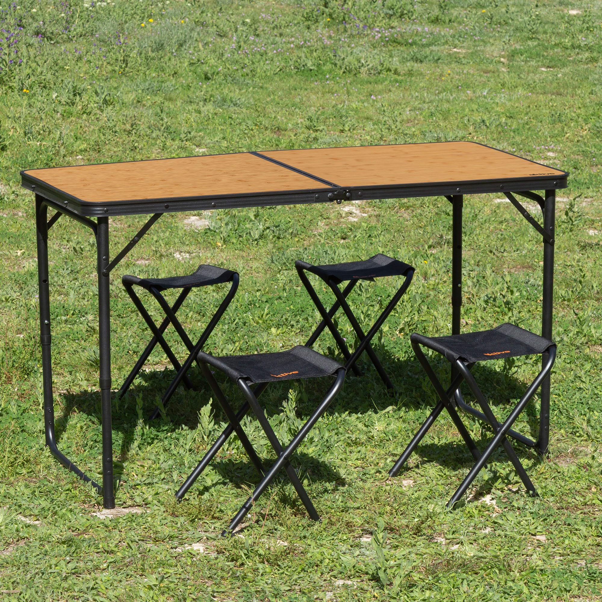 AKTIVE 63162 składany stół aluminiowy z 4 stalowymi stołkami, regulacja wysokości 60/70 cm, powierzchnia 120 x 60 cm, wykończenie bambusowe, przenośna konstrukcja z uchwytem na kemping, plażę i do
