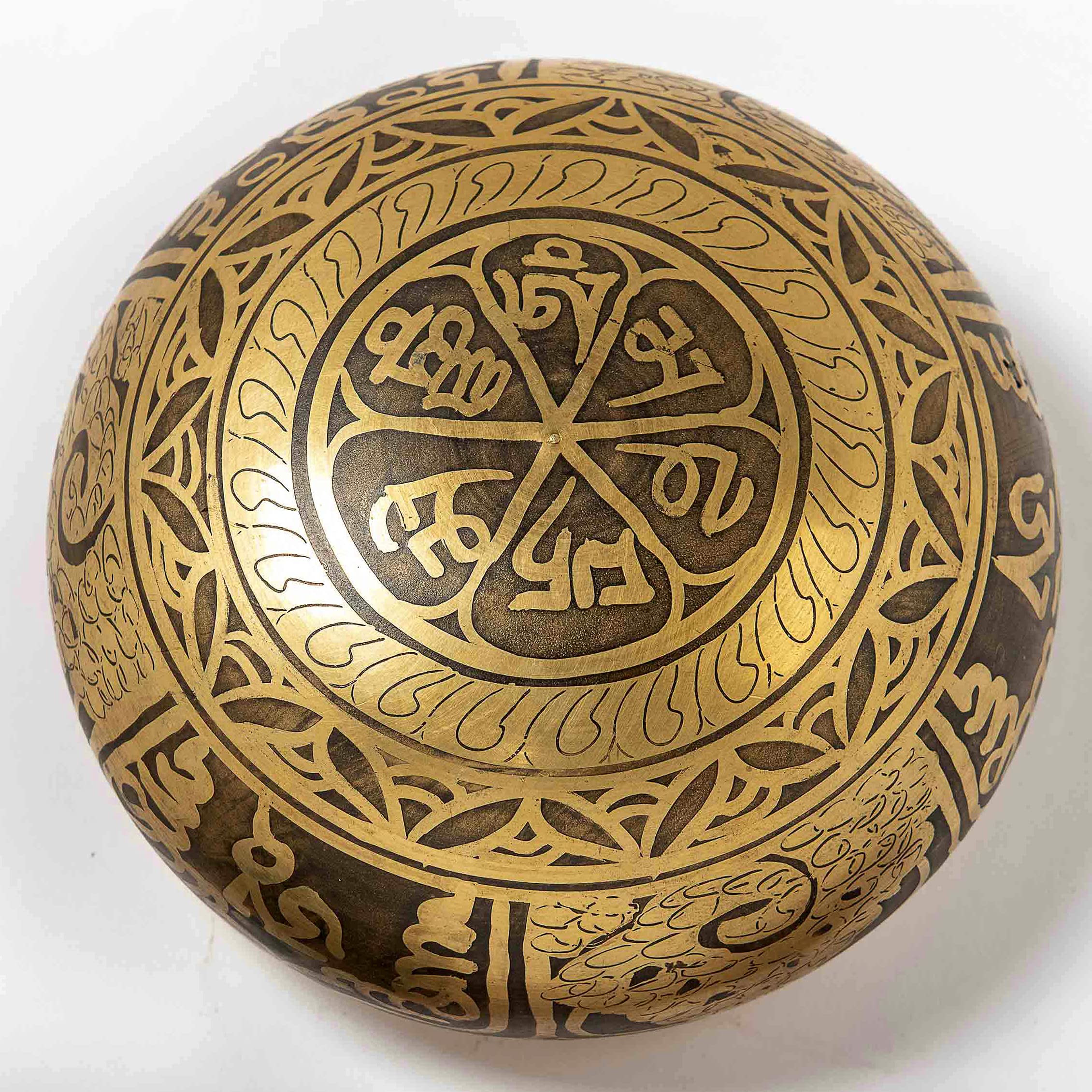 Campana Tibetana con 7 metalli ~ incisa, Ø13cm. Originale del Nepal. Fatta a mano. Set: cuscino di seta e battente con Buddha scolpito a mano. Per Meditazione, Chakra e Terapia del Suono