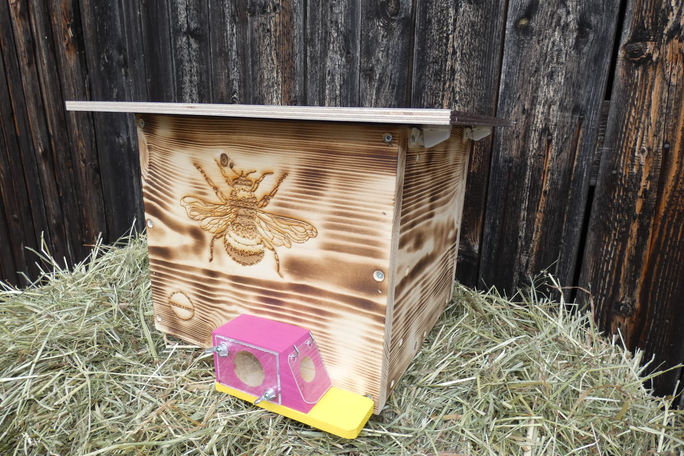 Hummelkasten mit Wachsmottensperre, Sichtfenster und Nistmaterial Wetterfest Bienenhaus Hummelhaus Nistkasten Hummelvilla Bienen Insektenhaus (Edel Geflammt)