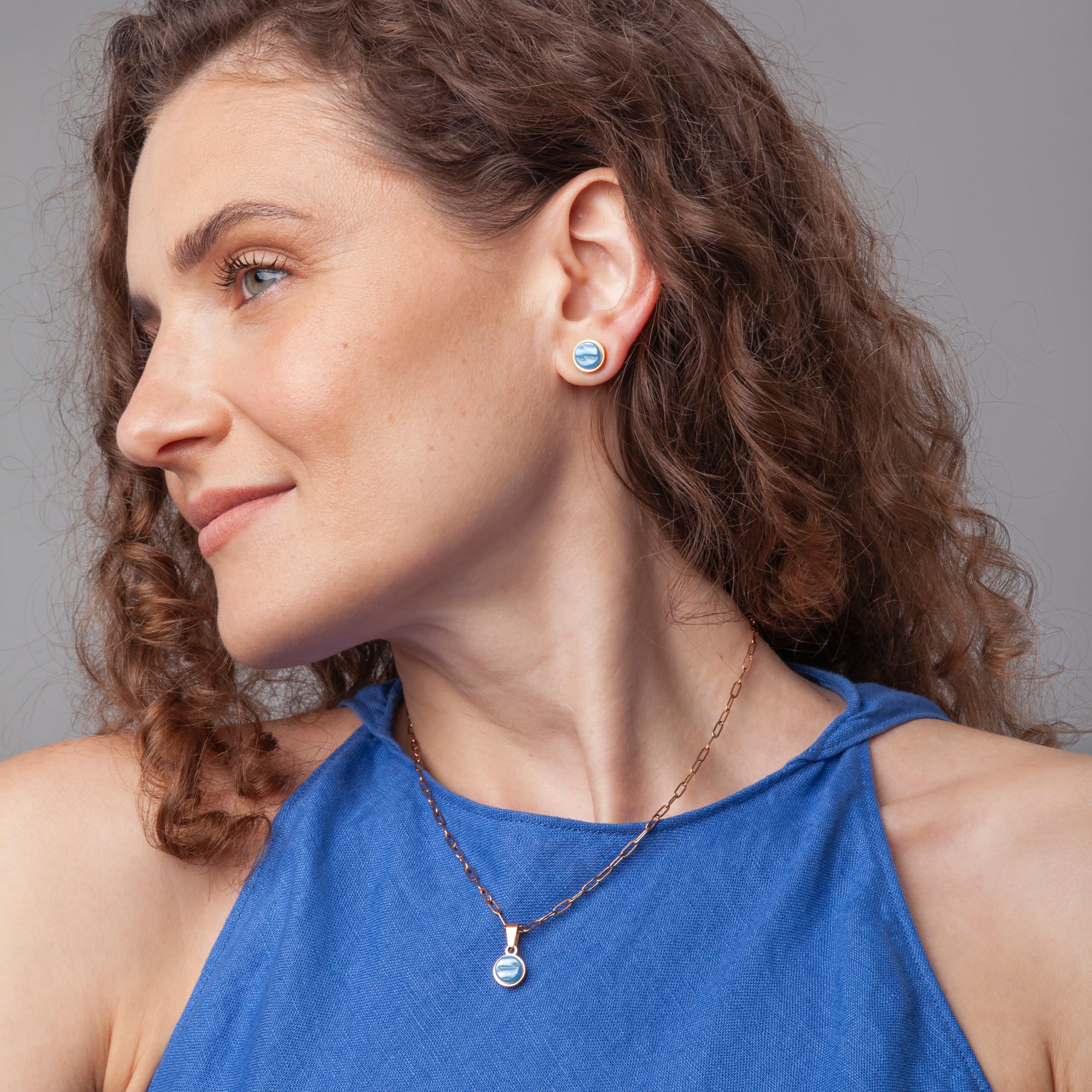 Kleine Ohrstecker gold mit Stein • Ohrringe für Damen • Nachhaltiger Modeschmuck aus Edelstahl & recyceltem Glas mit Perlmutt Optik • Ø 9mm