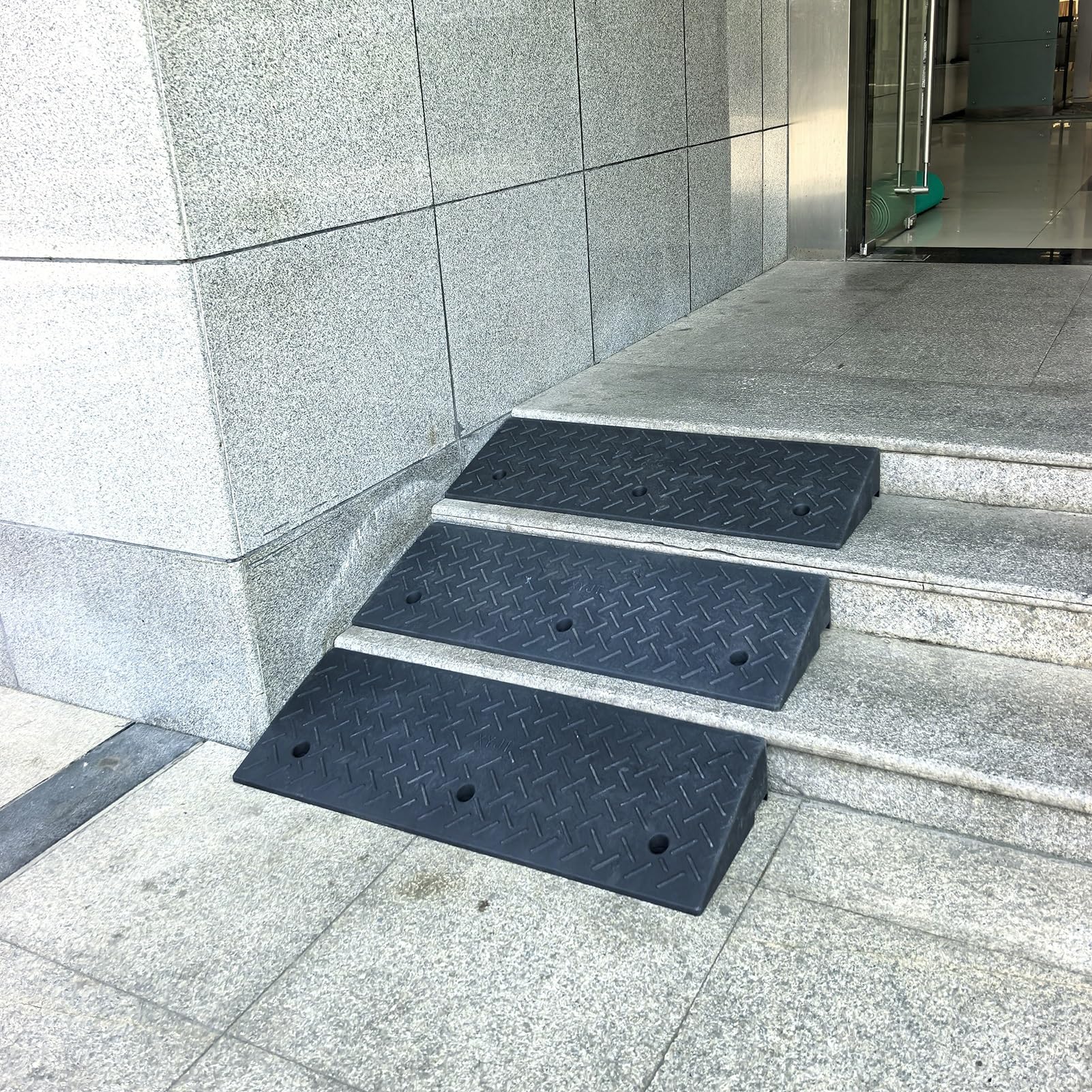 Rampas para Silla de Ruedas Coches Motos Rampa de Umbral de Goma para Exteriores, Rampas Antideslizantes para Entradas de Vehículos, Rampa de Acceso para Sillas de Ruedas(7cm/2.8in)