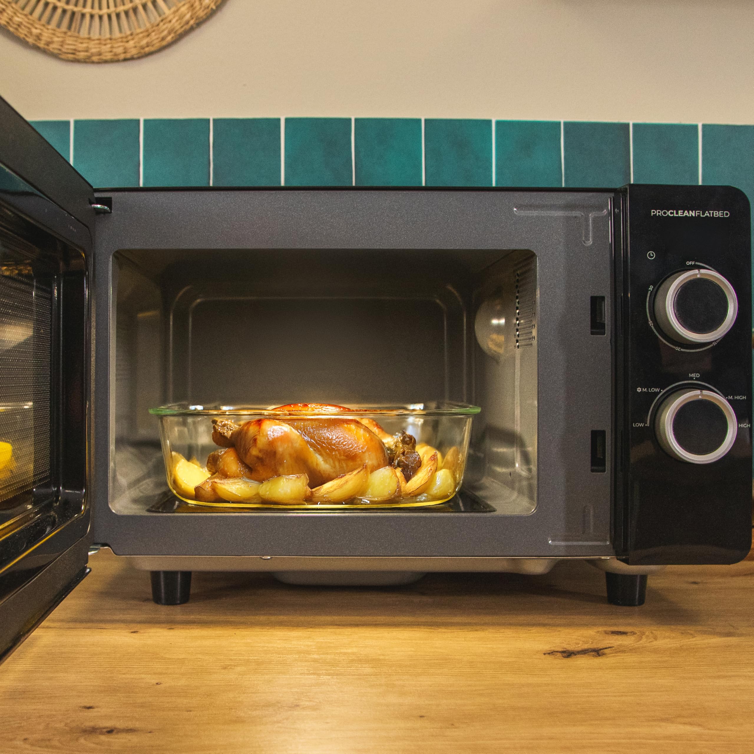 Cecotec Forno a Microonde 20L Proclean 3030 Flatbed. 700W, Design Compatto, Interno Ceramico, Modalità Scongelamento, Timer 30 Min, Tecnologia 3Dwave, Dettagli Fullcrystal