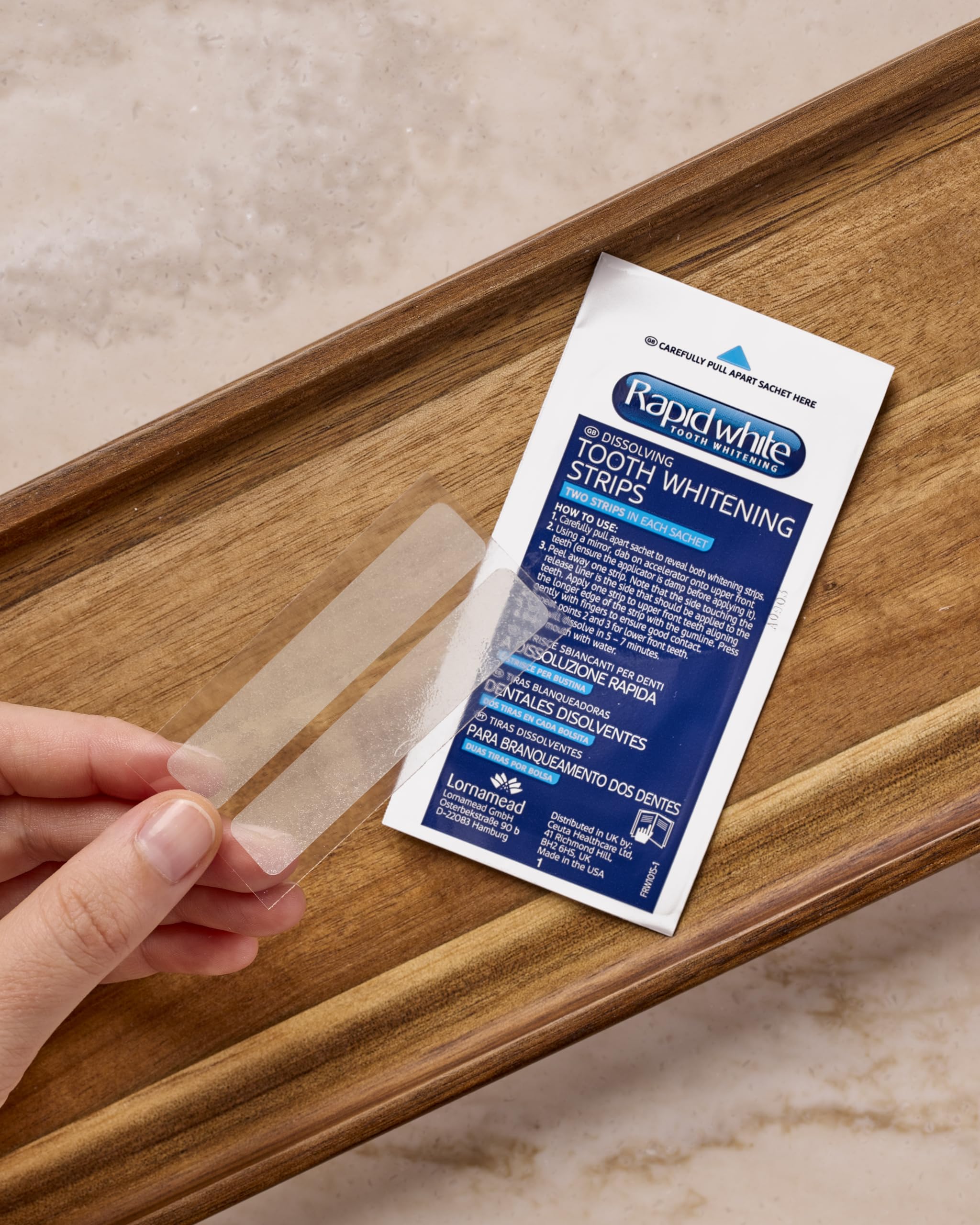 Rapid White - Strisce Sbiancanti Denti, per Uno Sbiancamento Fino a 5 Toni, Senza Perossido, Rimuove Macchie, Trattamento Rapido, Gusto Menta, Clinicamente Testato, 2x8 Strips