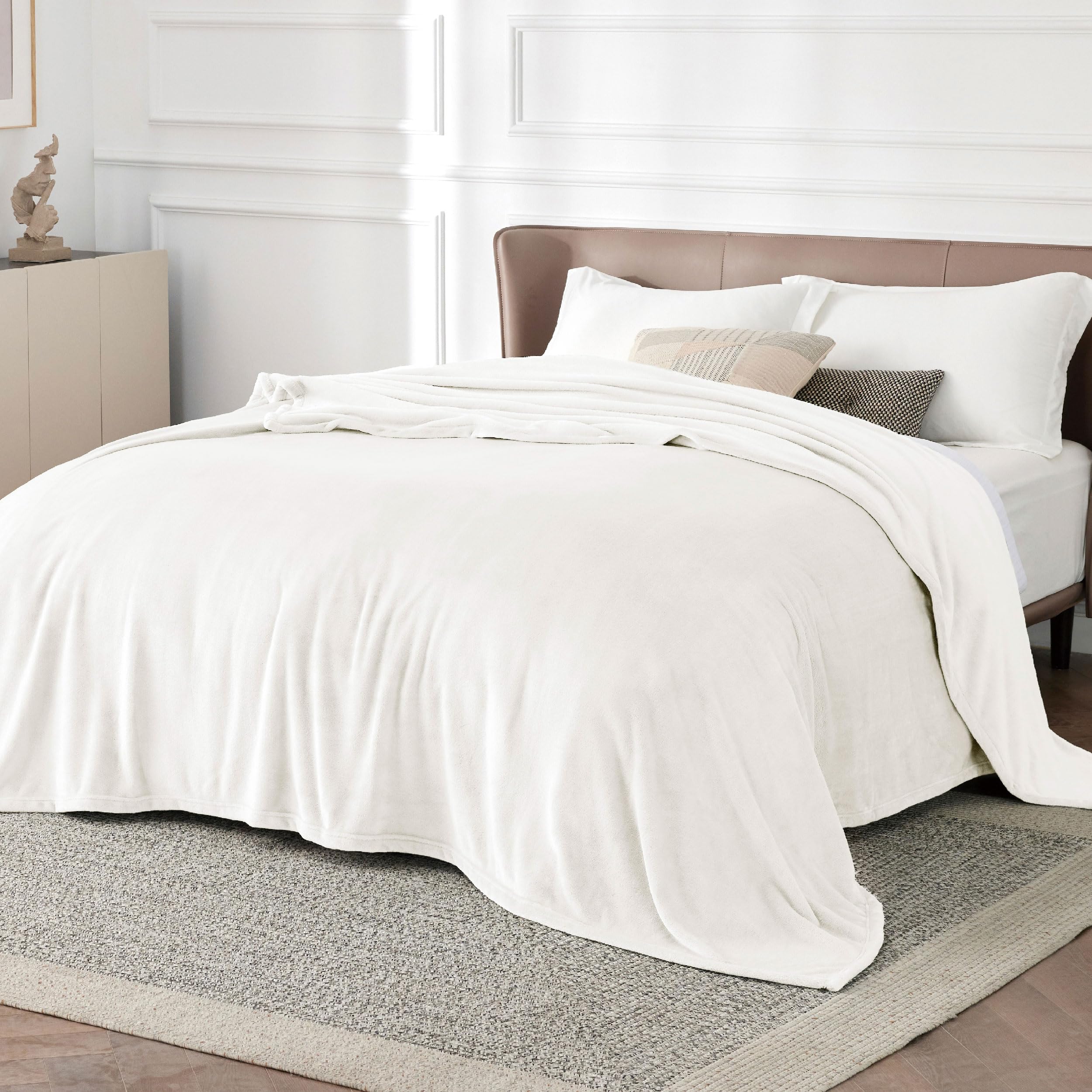 Bedsure 04 - White Fleece Throw Blanket For Bed - Flannel Fleece, White, 220X240 Cm