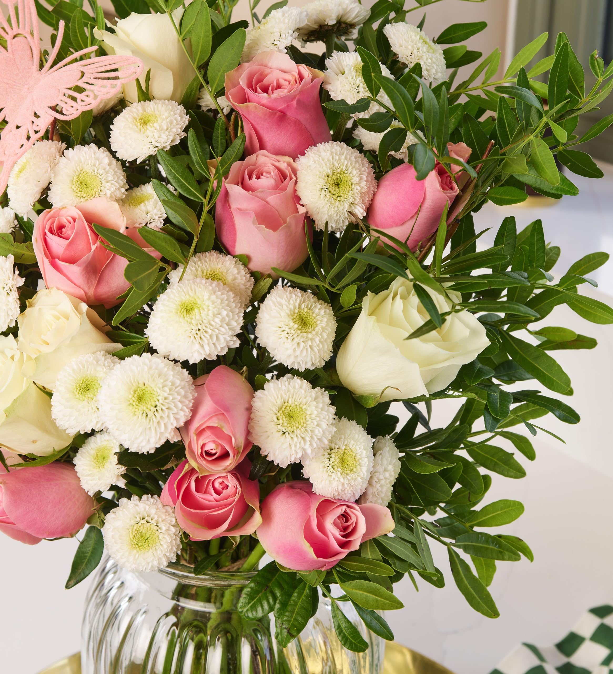 Prés de roses – Composition florale fraîche livrée à la main – Cadeau élégant avec expédition le lendemain – Idéal pour un anniversaire, un anniversaire, des condoléances, une célébration ou un