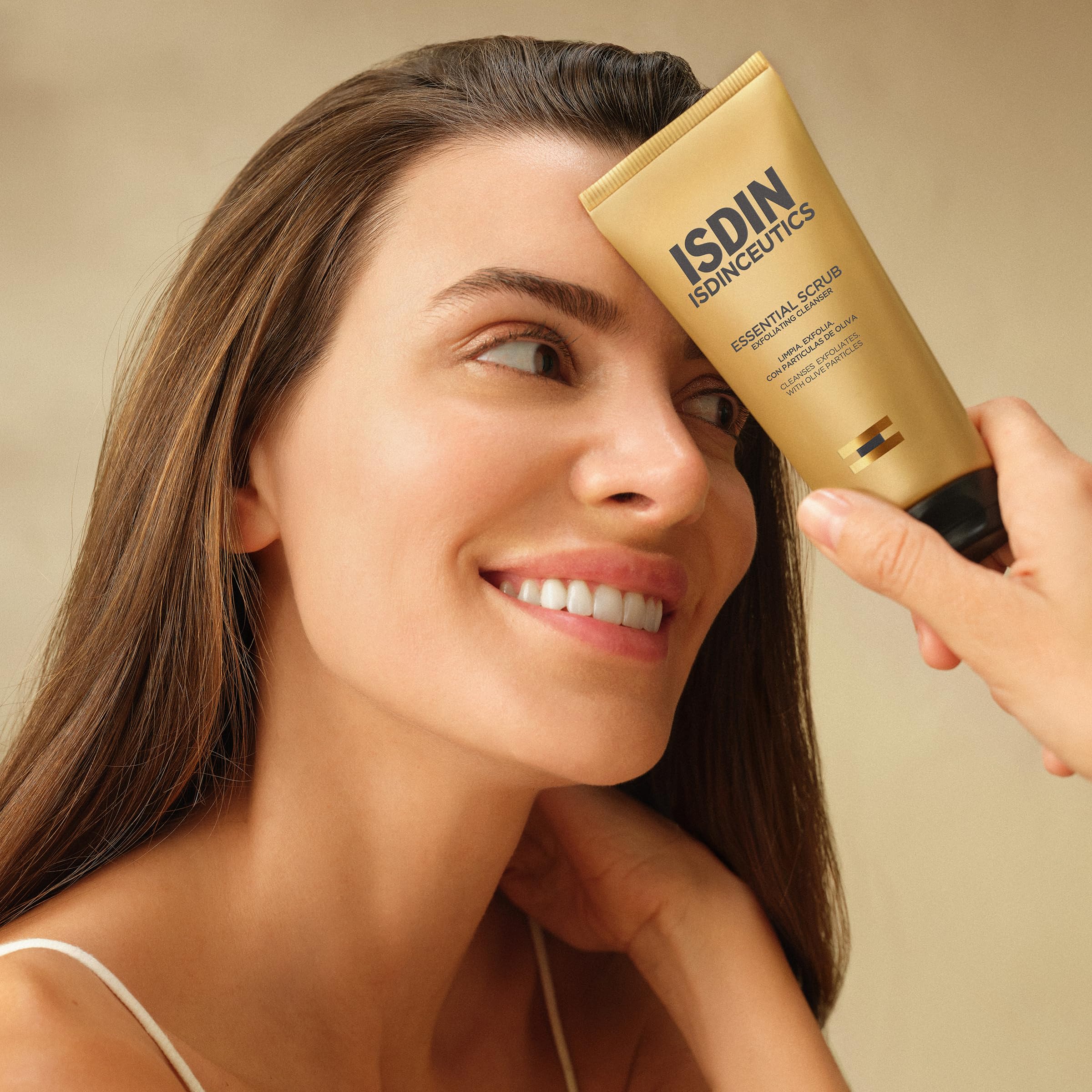 ISDIN Isdinceutics Essential Scrub (100 g) | Gel Detergente Viso Esfoliante | Deterge ed Esfolia per una Pelle Rinnovata | Aiuta a Diminuire l'Aspetto dei Pori | Adatto a Tutti i Tipi di Pelle