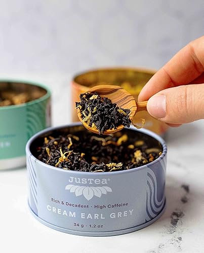 Vista 27 de JusTea Trío de té festivo Paquete variado de latas apilables con cuchara de té tallada a mano Té de hojas sueltas Cafeína variable
