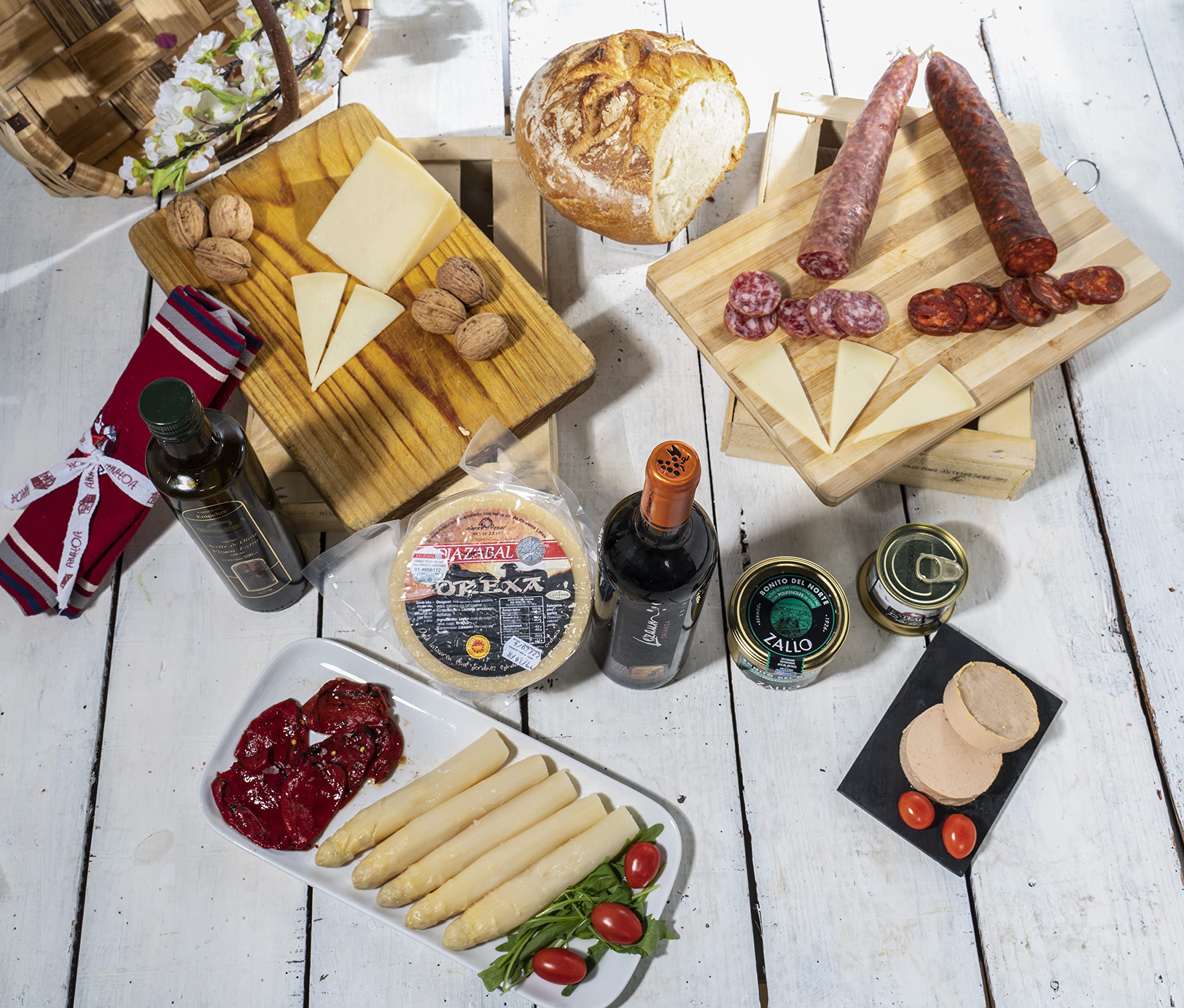 THE BASQUE gourmet- Lote para Regalar -Cesta Navidad de Productos de Euskal Herria - Queso Idiazabal, Pate, Chorizo, Espárragos de Navarra, Pimientos del Piquillo