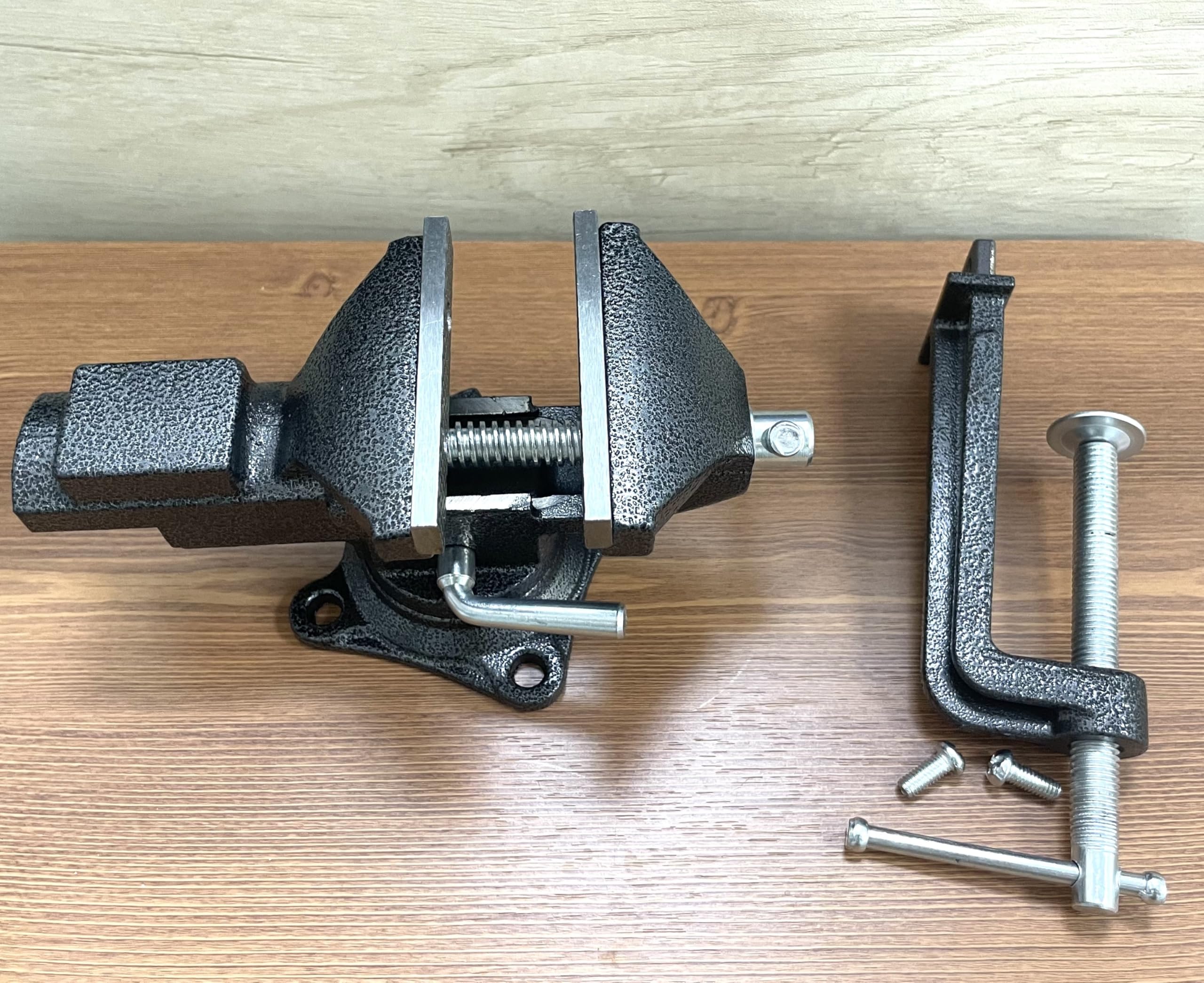 Morsa da banco in ghisa, base girevole a 360°, morsa 2 in 1 a doppio uso, con pulsante di regolazione rapida, per banco da lavoro fai da te (larghezza ganascia 8,4 cm)