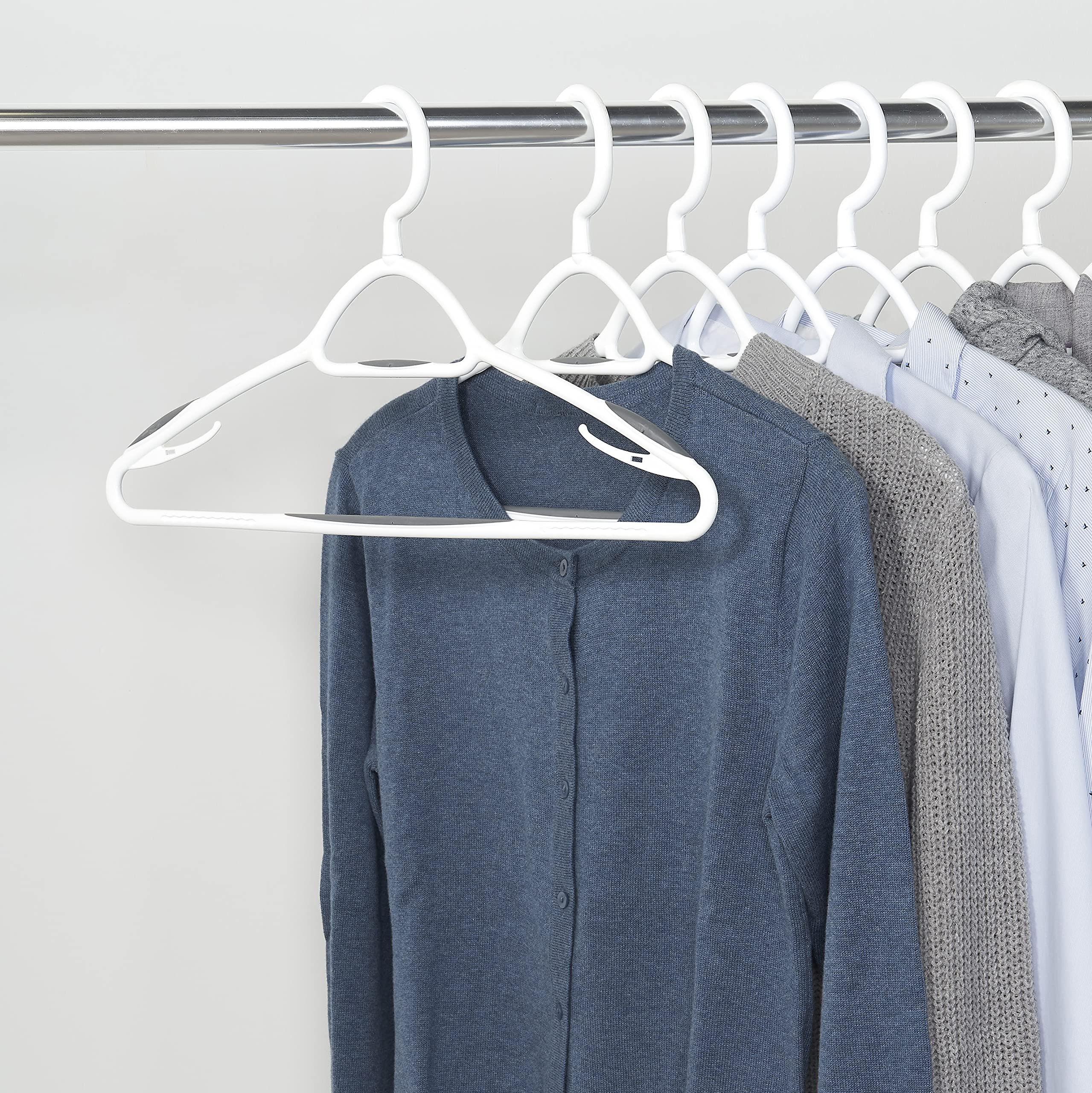 Neatfreak Deluxe-Kleiderbügel, rutschfest, platzsparendes Design für Jacken, Hosen, Hemden, um 360 Grad drehbarer Hals, weiche Griffstangen, hergestellt in Nordamerika, 12 Stück