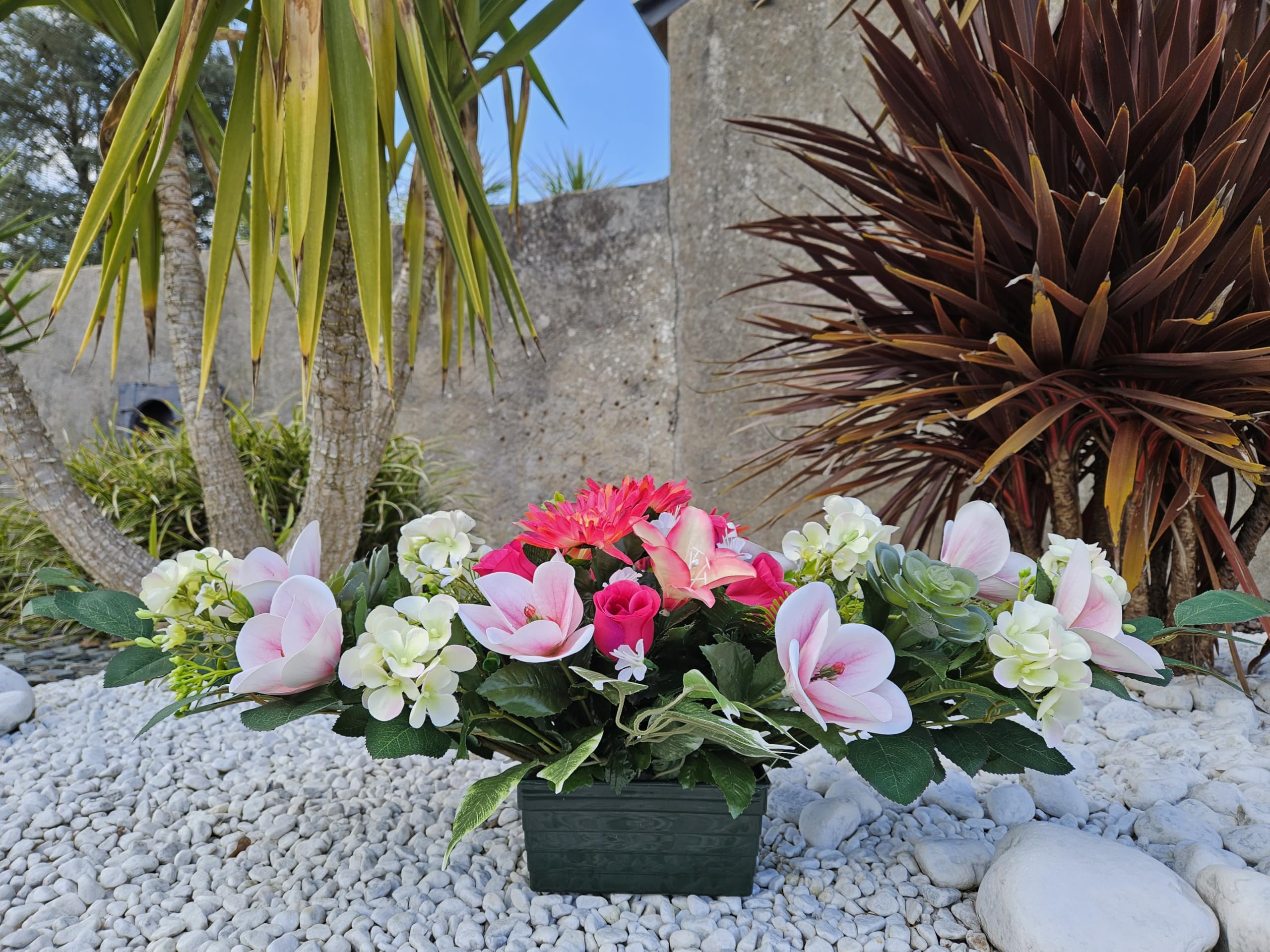 Composition de Fleurs Artificielles Lesté Ciment pour Une Parfaite Tenue à L' extérieur. Réalisé par nos Soins, Fleurs de Qualité.
