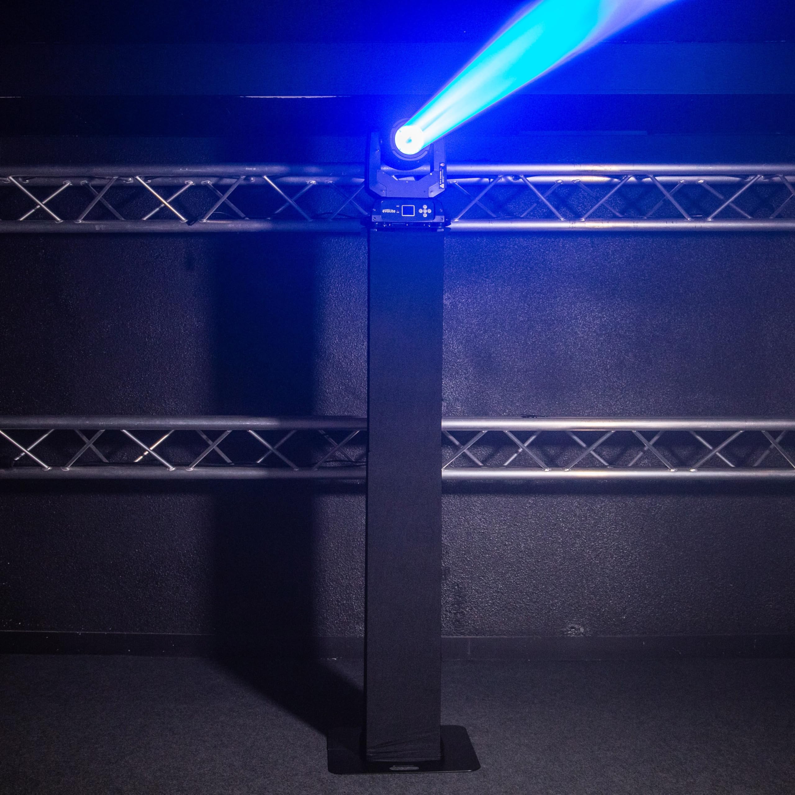 Totem extensible TOT 200-R BK de Plugger, avec lycra noir, fournis avec housse de transport. Mettez en valeur vos équipements et évènements en y installant enceinte, projecteur ou lyre mobile.
