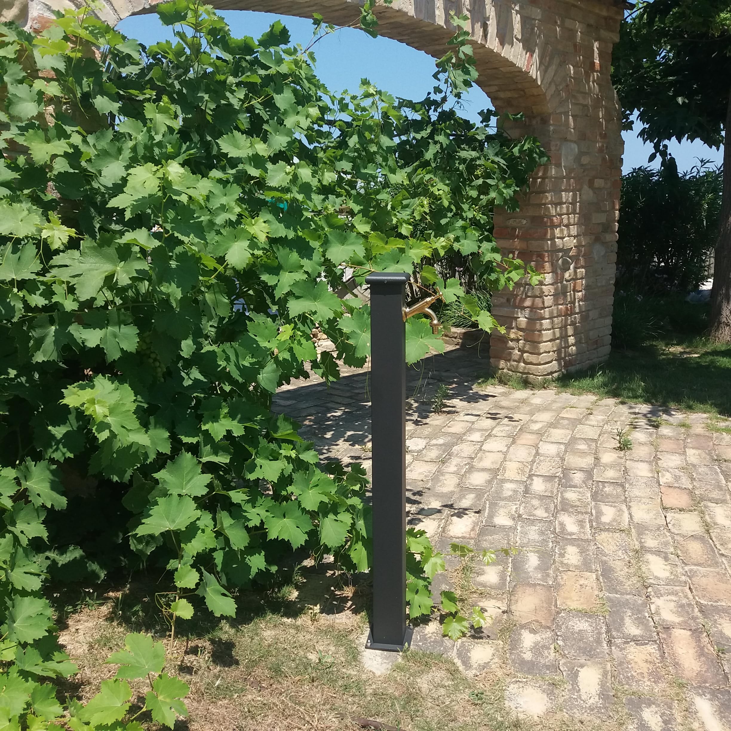Fonderia Bongiovanni | Fontana a Colonna | Modello Olimpia | per Casa Giardino | con Impianto Idrico | con Rubinetto Ottone Brunito | Fontana Colonna da Giardino Esterno | Fontana da giardino esterno