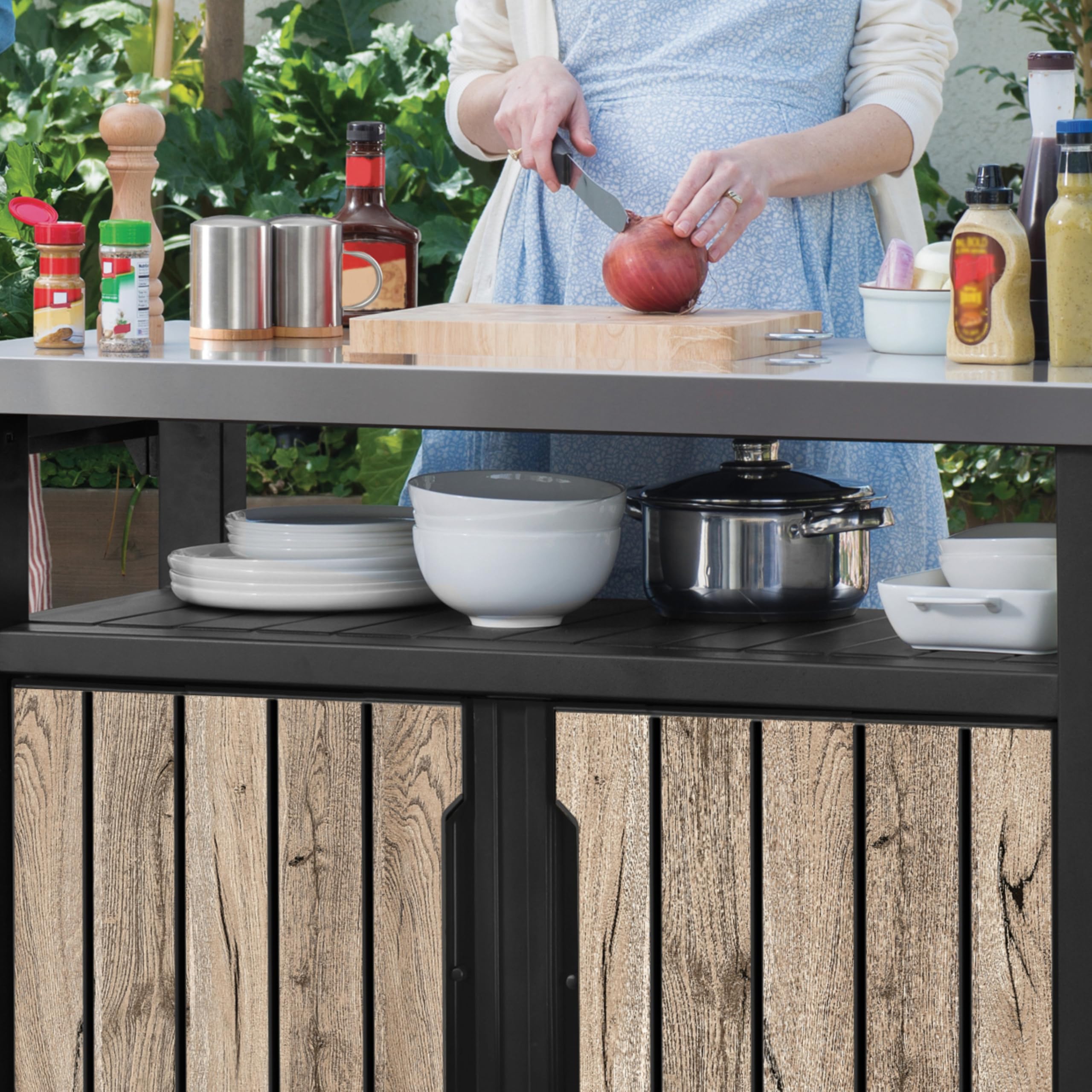 Keter Table de barbecue Unity XL | Table de service aspect bois de pin | 298 litres | avec plateau en acier inoxydable, portes, surface de rangement, suspensions, porte-rouleau d'essuie-tout de