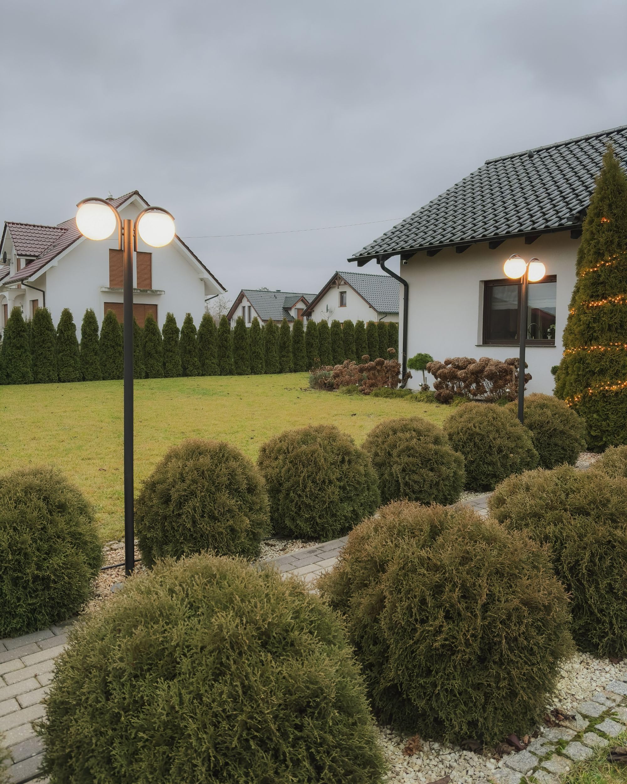 Beliani Farola de jardín moderna 2 luces lámpara poste camino exterior aluminio material sintético negro Kulsi