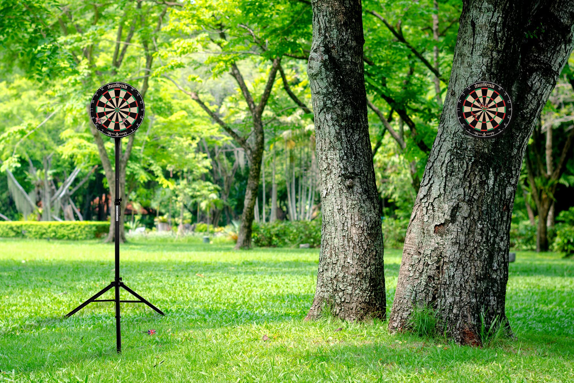 Stagecaptain DBS-1715 Bullseye Pro Cible de Fléchettes + Set Support Noir | Cible en sisal, Anneau numéroté rotatif, Matériau de la cible: sisal, Épaisseur: 3, 5 cm, Araignée en fil extra fin: 0, 8 mm