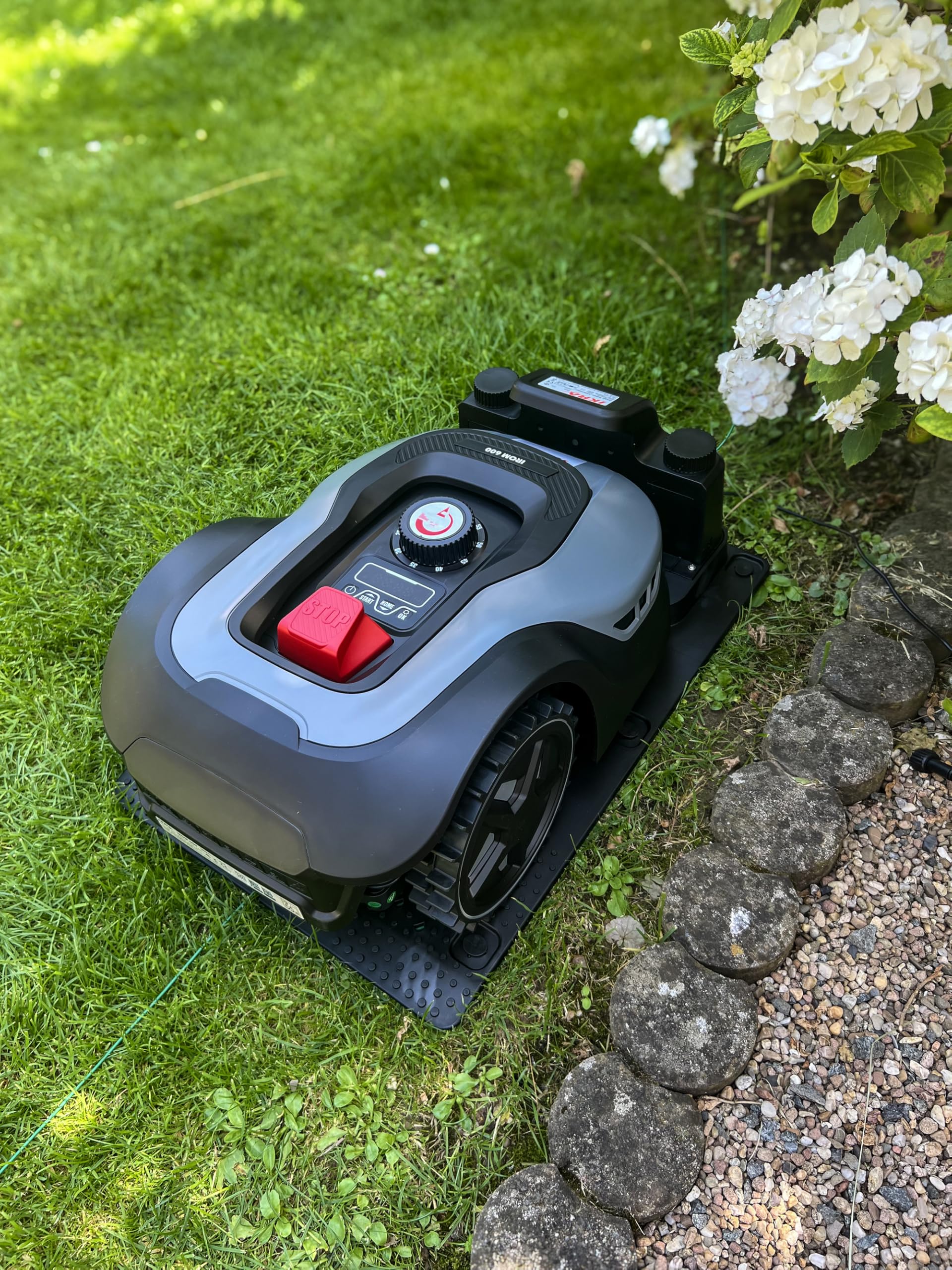 IKRA Robot cortacésped iROM 600 para céspedes de hasta 600 m², WiFi o Bluetooth, Control por App, multizona, Incl. estación de Carga & Sensor de Lluvia, 6 Cuchillas de Repuesto