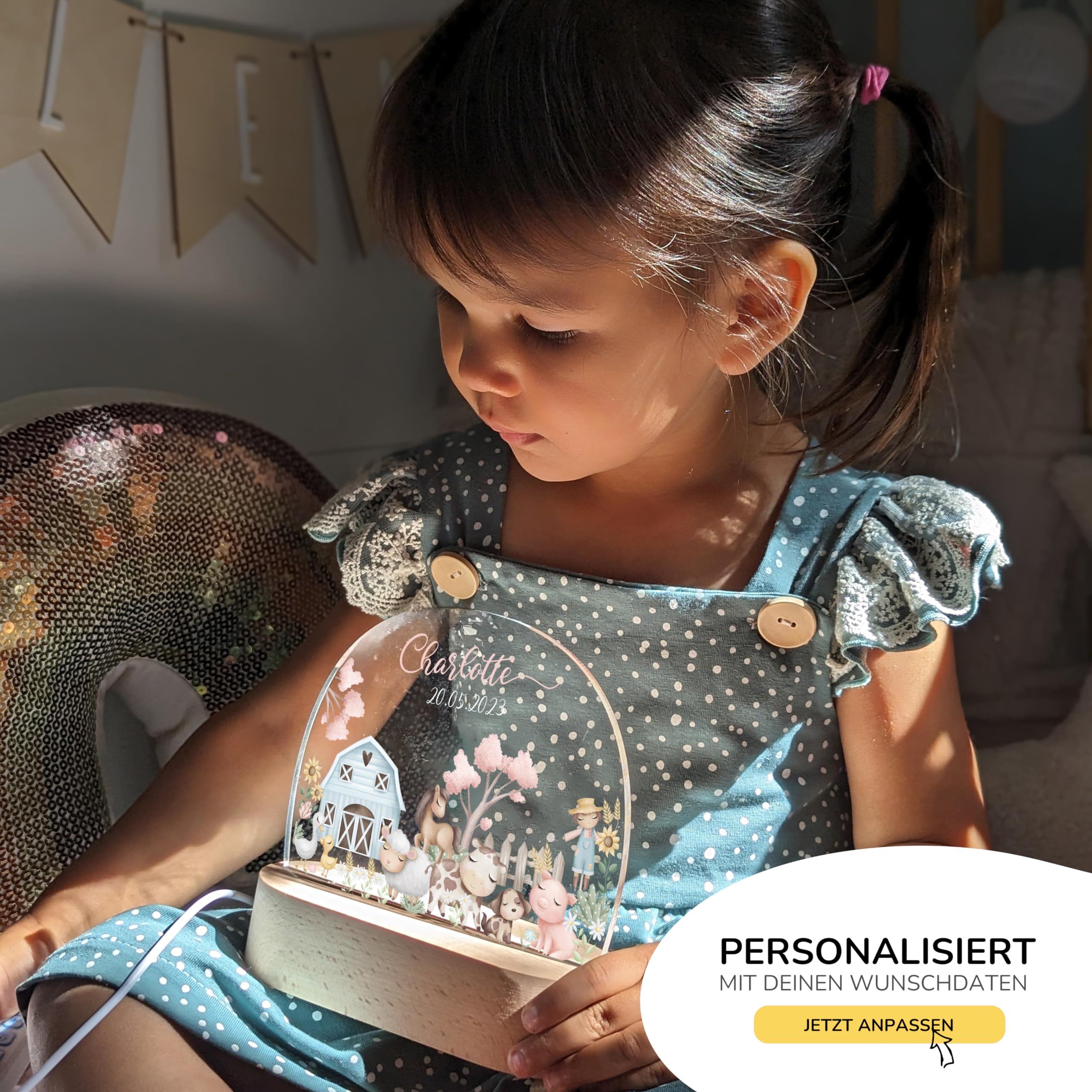 Kidsmood Personalisiertes Nachtlicht Baby mit Namen - Stilllicht Kinder LED, dimmbar, Holz - Babygeschenk Geburt, Taufgeschenk Mädchen Jungen, Kinderzimmer Lampe & Schlummerlicht [Bauernhof Freunde]