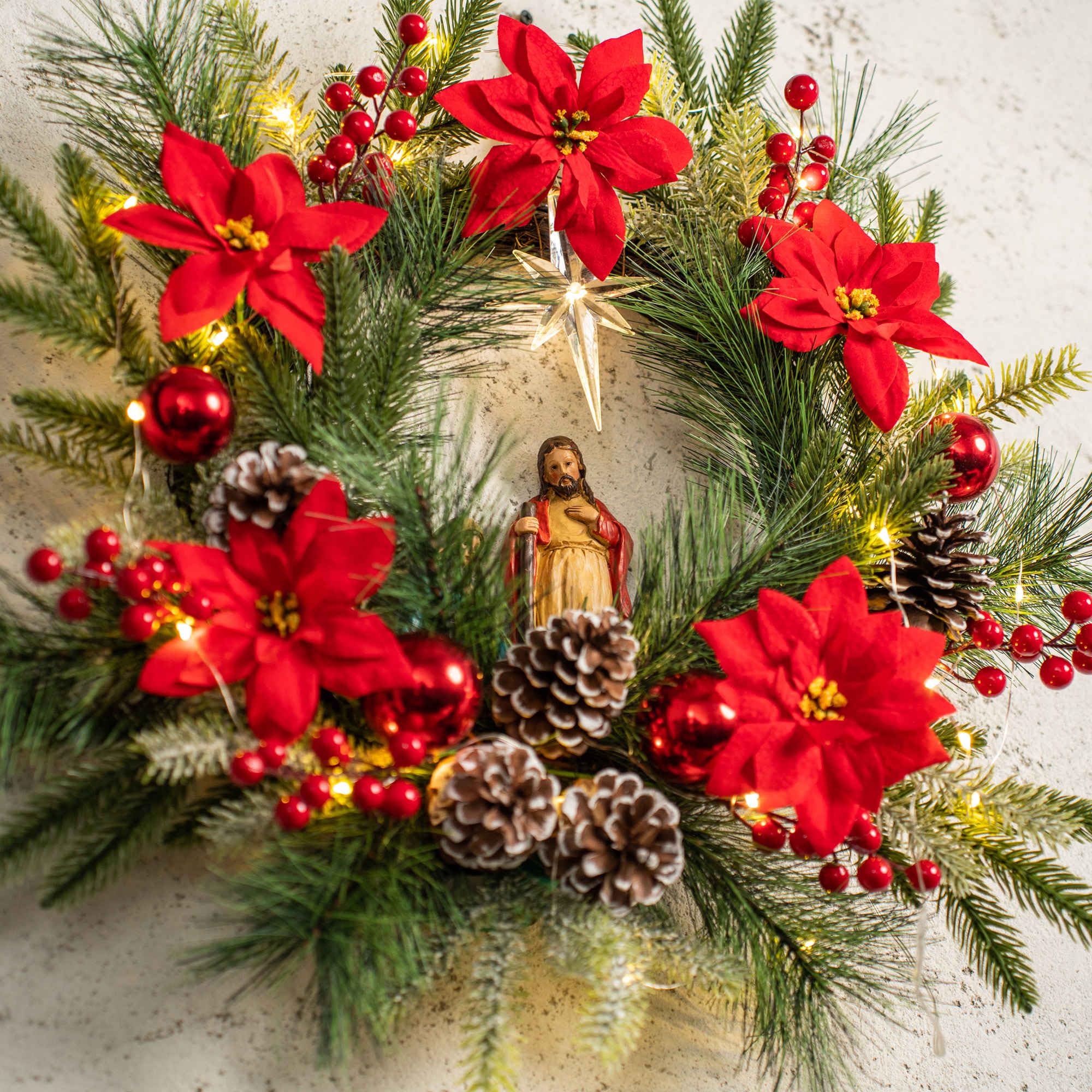 YULETIME 50,8 cm großer Weihnachtskranz mit Beleuchtung, batteriebetrieben mit 10 Lichterketten, Weihnachtskranz (Nativity Poinsettia) | Krippenstatue der Heiligen Familie, Stern von Bethlehem, Tannenzapfen, roter Weihnachtsstern und Beeren, Tannennadeln