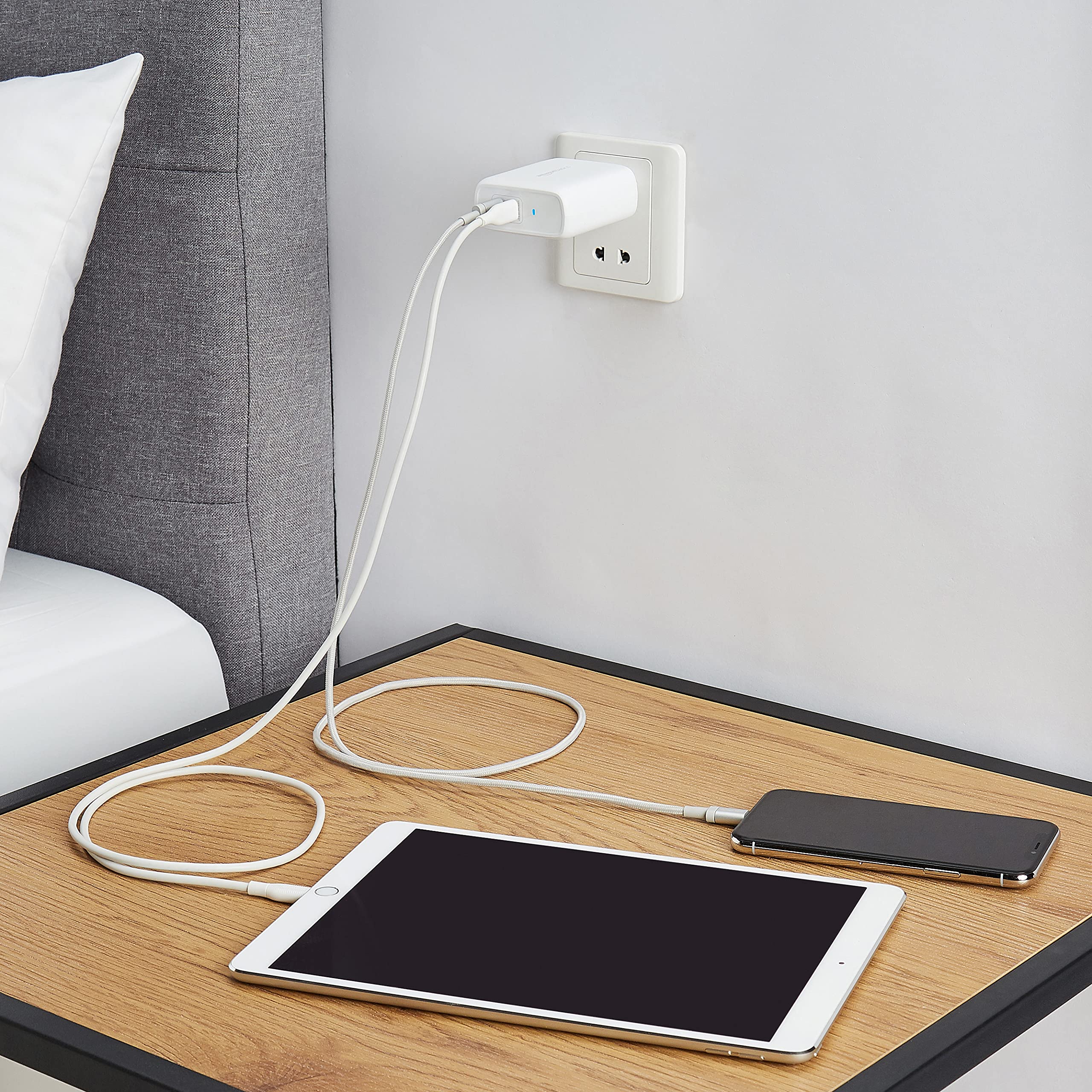Amazon Basics Caricabatterie da parete USB-C a 2 porte, 68 W, GaN, per laptop, tablet e telefoni alimentati, bianco (non PPS), 6,6 x 2,94 x 6,24 cm