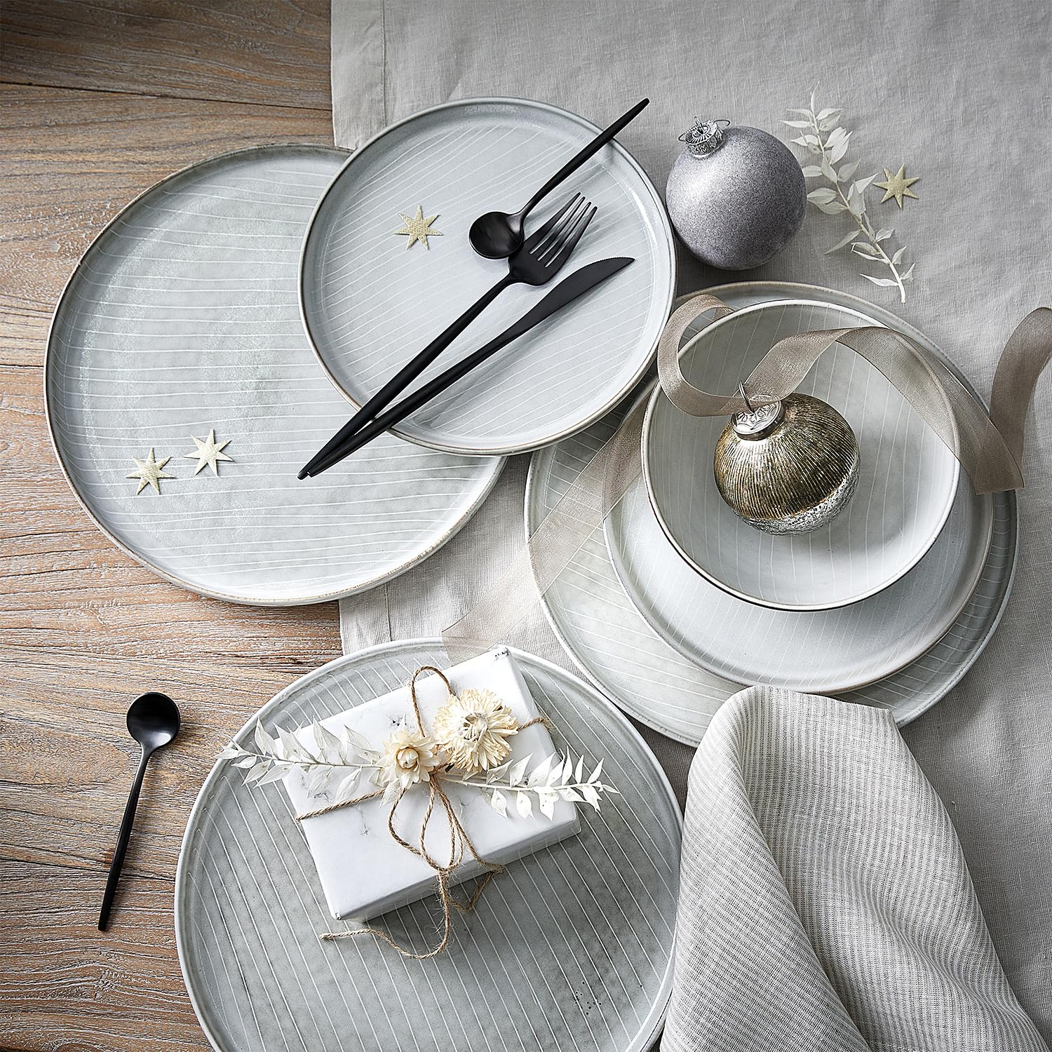BUTLERS Teller 8er Set Geschirrset HENLEY Steinzeug Geschirr Set 8-tlg. Tafelservice | Teller 21cm Speiseteller 27cm | Landhausstill reaktive Glasur | Mikrowellen- & spülmaschinenfest
