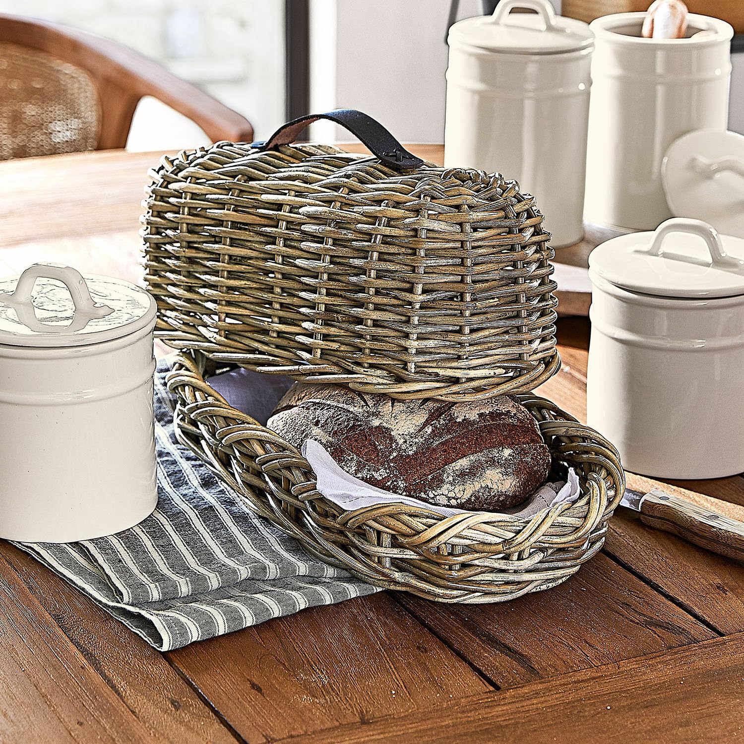LOBERON Brotbox Gioialetto, Ländlicher Charme, Natürliche Struktur, Rustikaler Brotkorb, Küchenutensilien, Rattan, Rindsleder, braun | Ländlicher Charme, Natürliche Struktur, Rustikaler Brotkorb, Küchenutensilien, Rattan, Rindsleder