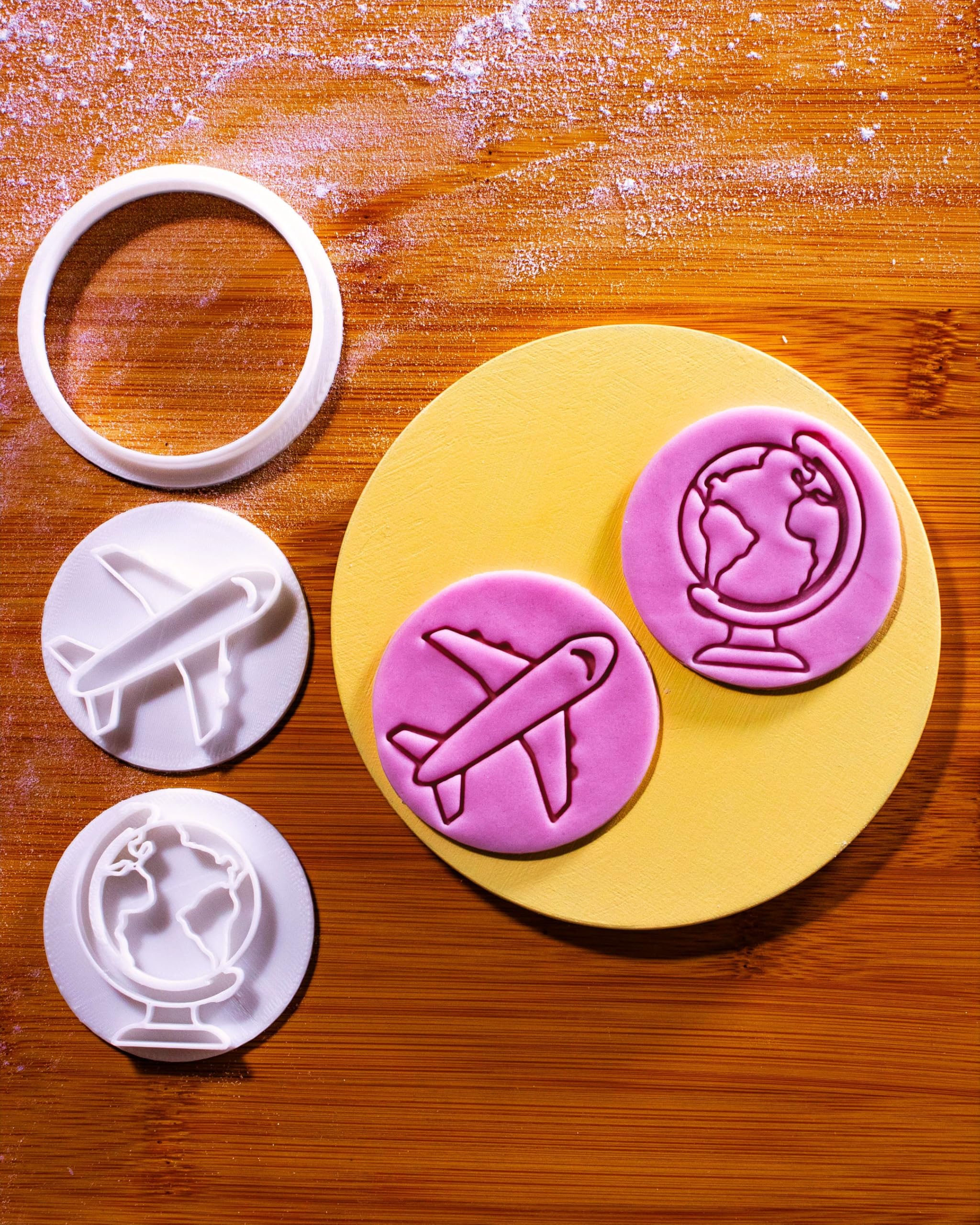 BAKERLOGY Adventure Awaits - Juego de mini cortador de galletas y sellos de 5 cm, diseño de avión y globo para galletas, cupcakes y decoraciones de fondant