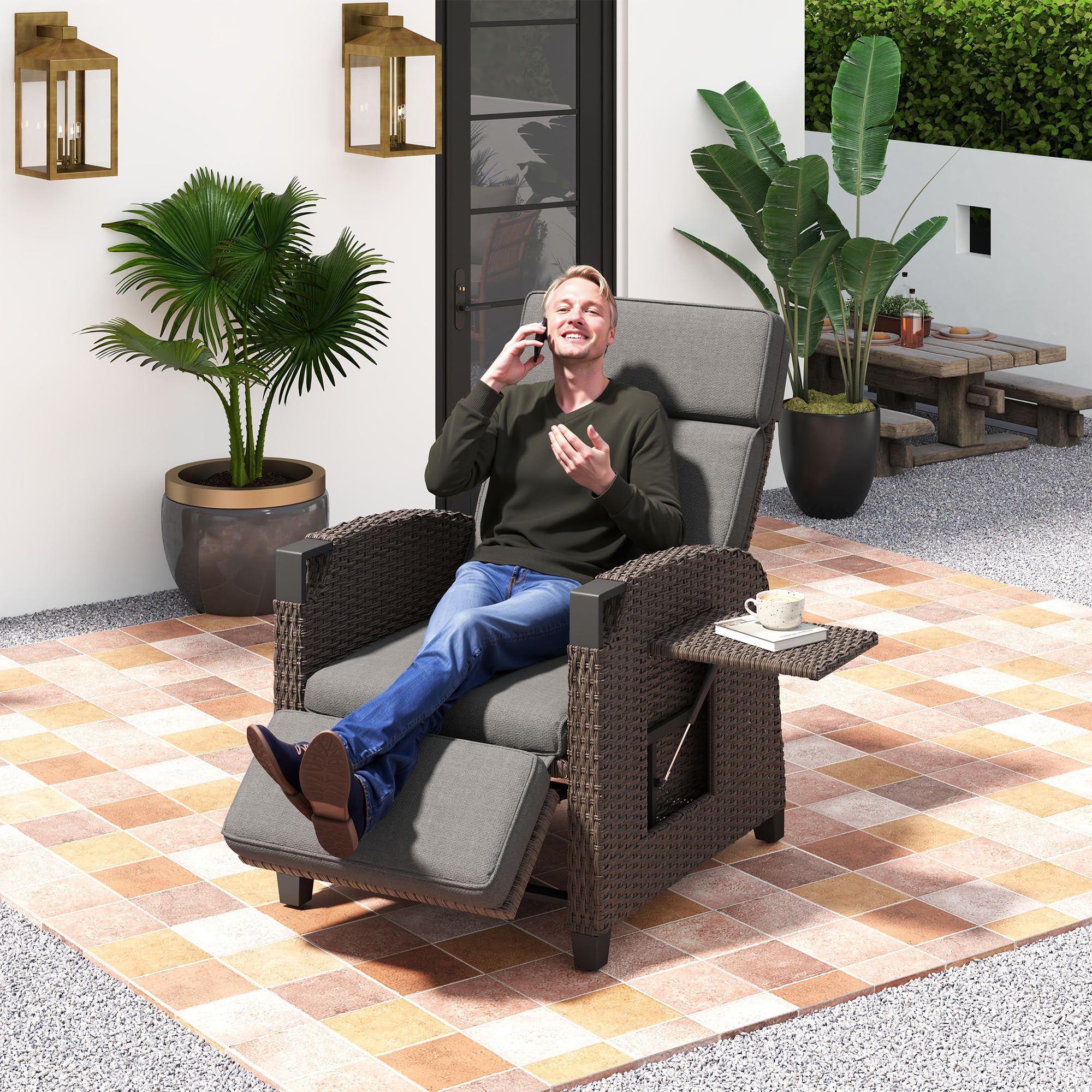 Amopatio Relaxliege Liegesessel, Rattan Sonnenliege mit Verstellbar Rückenlehne und Klapptisch, Outdoor Gartensessel Wetterfestes für Terrasse, Garten, Balkon, Grau & Dunkelbraun
