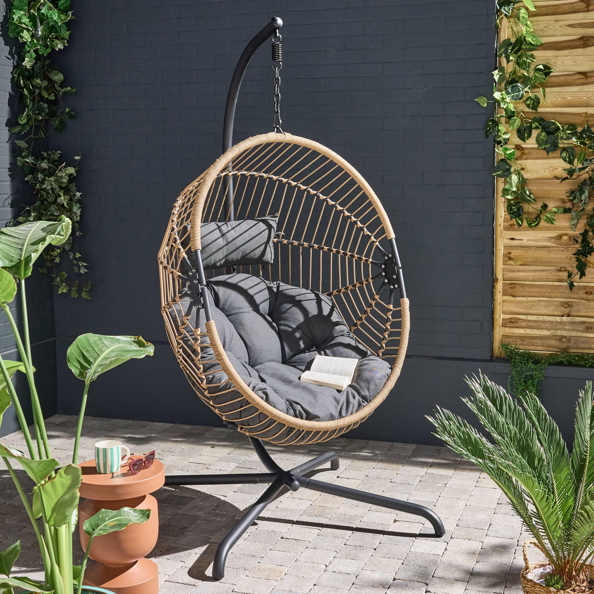 sweeek - Oeuf Suspendu Acier Polyester Cassis Beige et Noir. 96 x 95 x 200 cm