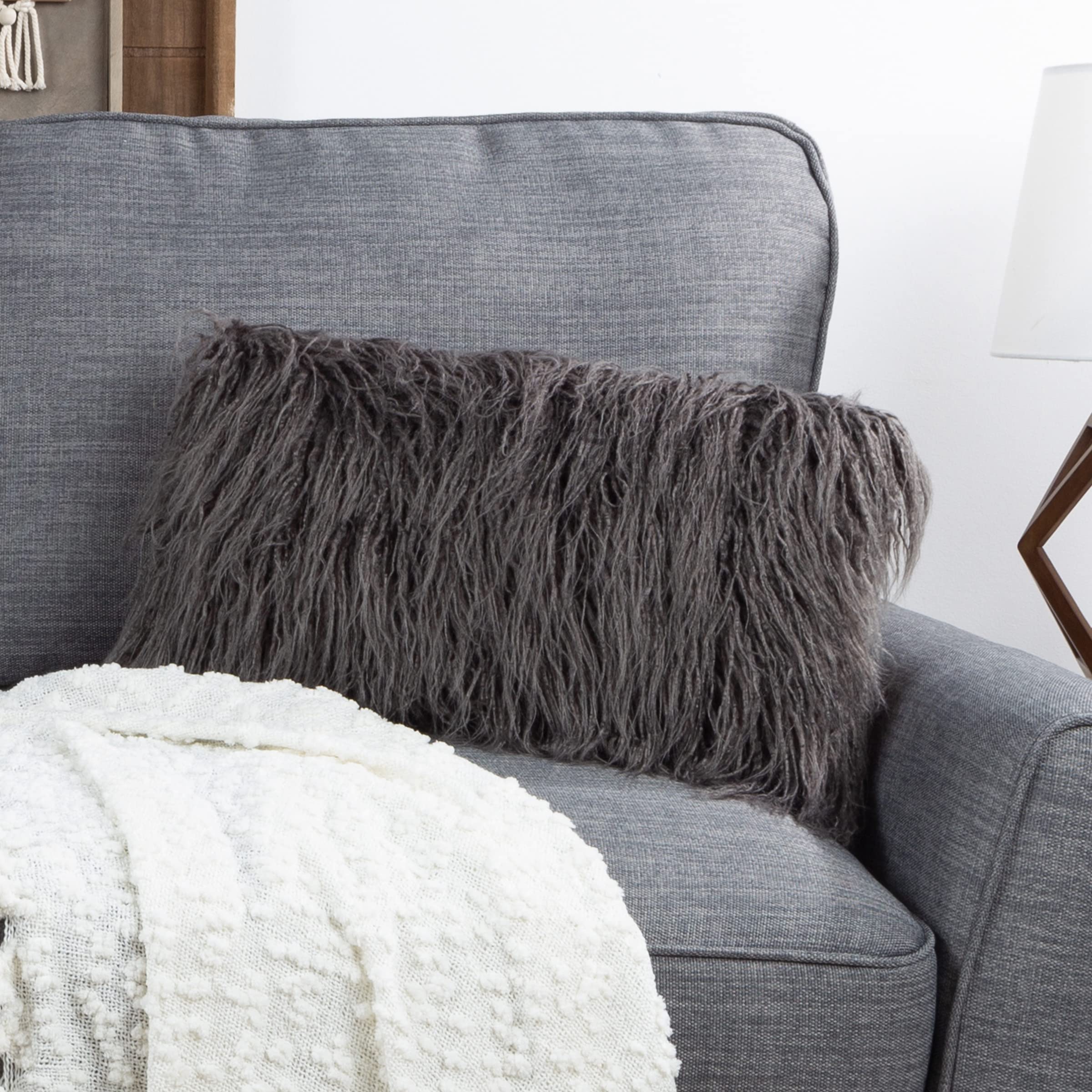 Lavish Home (Almohadas lumbares de felpa de piel sintética gris de 12 x 20 pulgadas, paquete de 2 rellenos de almohada decorativos y funda de pelo largo para dormitorio, sala de estar u oficina, 12 x