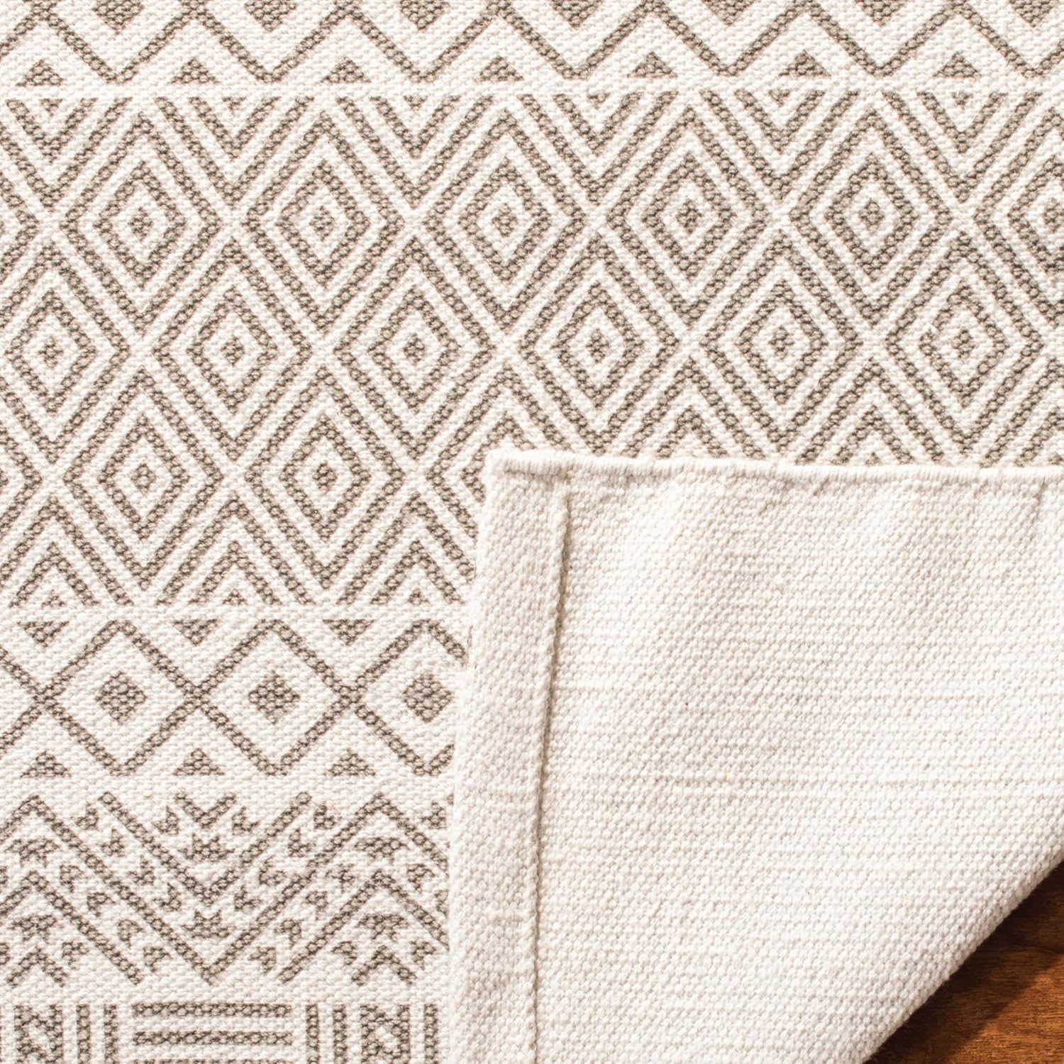 SAFAVIEH Cedar Brook Collection Accent Rug - 2'3" x 4', Grey & Ivory, Handmade Cotton, Ideal for High Traffic Areas in Entryway, Living Room, Bedroom (CDR801F)